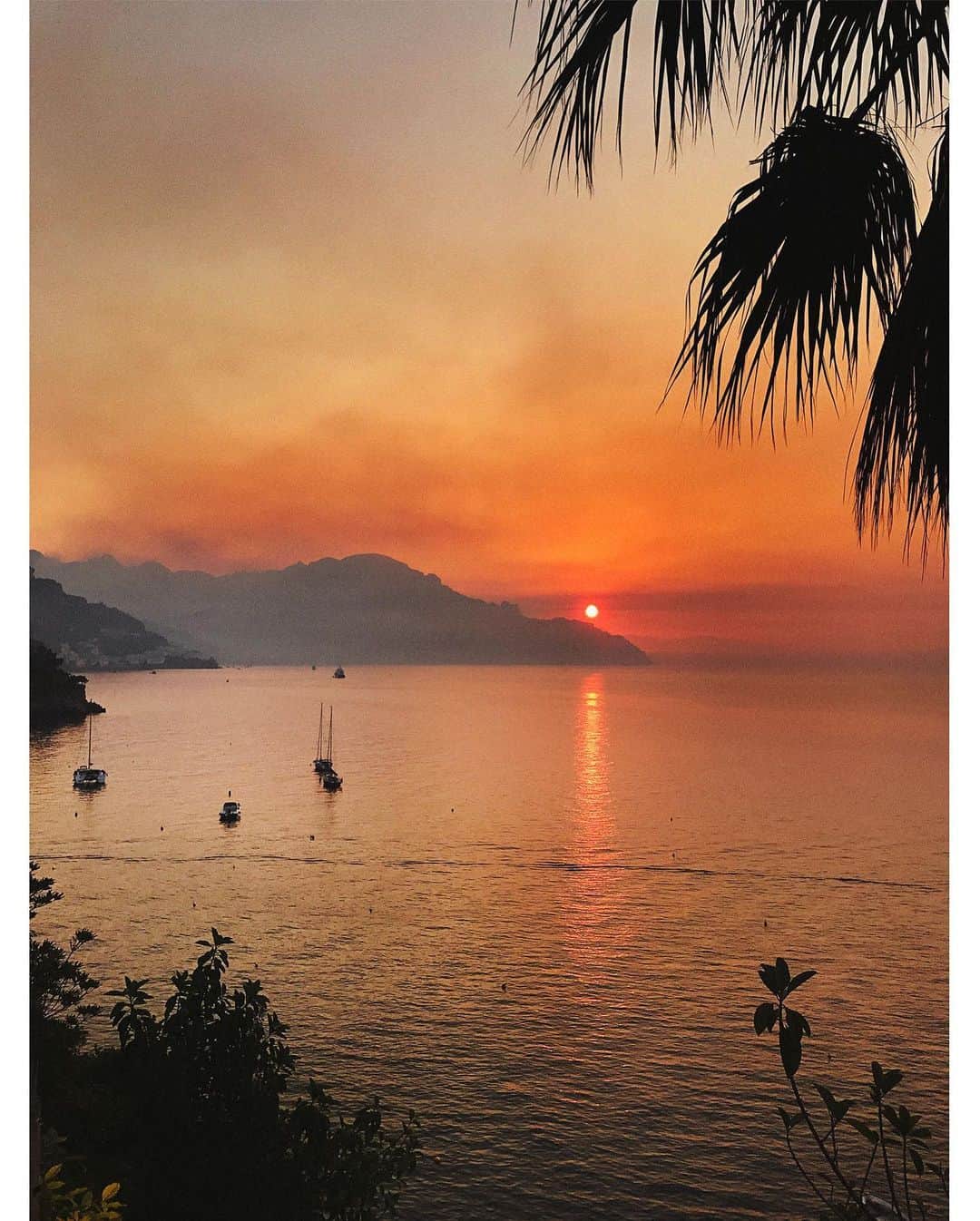 マリオ・テスティーノさんのインスタグラム写真 - (マリオ・テスティーノInstagram)「ON SALE NOW: Sunset 1, Rio de Janeiro, 2017.  This Limited edition print from the new series ‘Sunrises & Sunsets’ is on sale via the link in bio. ⁣ ⁣ As a photographer, I have realised nothing inspires me more than light.  I spend all my time checking to see if the light is beautiful or not. For me, the most impressive light is always daylight and the most magical moments are when the sun rises in the morning and when it sets again at dusk.  I have been fortunate to document these moments around the world and am happy to present them here for my Instagram followers, and for the first time make them available to purchase. I hope you enjoy them as much as I do. ⁣ -⁣ EN  VENTA AHORA: Me he dado cuenta de que, como fotógrafo, nada me inspira más que la luz. Siempre estoy mirando si la luz es hermosa o no. La luz más impresionante para mí es siempre la luz del día y los momentos más mágicos son cuando sale el sol por la mañana y cuando se pone al atardecer. Tuve la suerte de documentar estos momentos en todo el mundo y estoy feliz de presentarlos aquí para mis seguidores de Instagram; además de que, por primera vez, estén disponibles para compra. Espero que los disfruten tanto como yo.⁣ -⁣ SUNRISES & SUNSETS SERIES, 2020 ⁣ -⁣ The five prints from the Sunrise & Sunset Series are available to buy at a special introductory price, link in bio.⁣ Please note, framed images are for illustrative purposes only.  ⁣ #SunriseAndSunsetSeries #Sunset #Sunrise #TestinoLight #Rio #Brazil #MarioTestino⁣ ⁣」7月1日 22時32分 - mariotestino