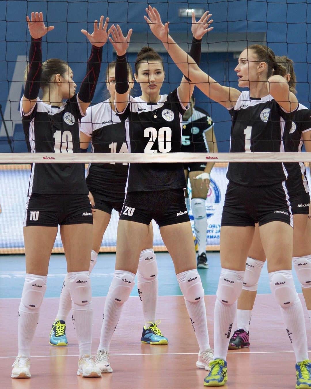 サビーナ・アルシンベコバさんのインスタグラム写真 - (サビーナ・アルシンベコバInstagram)「S20 time is coming ⌚️  #parttwo #comingsoon #volleyball」7月1日 22時32分 - altynbekova_20