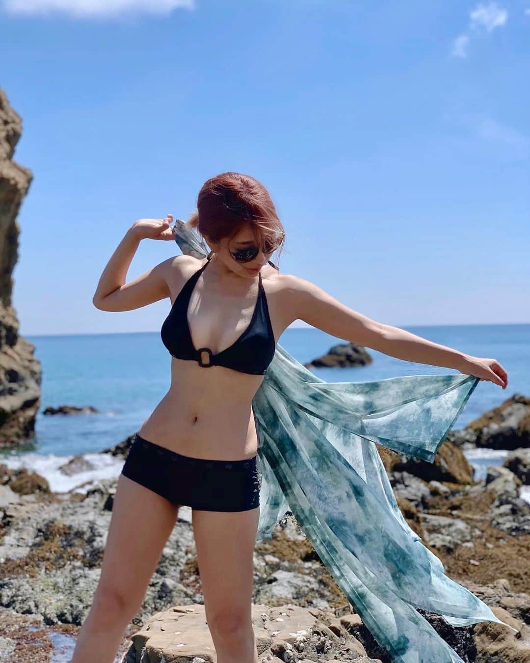 本橋優華のインスタグラム：「ボーイレッグなボトムスは脚がコンプレックスな私でもスタイルアップに見える気がするので、そんな方にもオススメ。  インポートの水着は盛れないけどナチュラルな感じが◎  #swimwear#beachlife#seaside#bikini#import#bali#newin#beachstyle#タイダイ#スイムウェア#ビキニ#水着#👙」