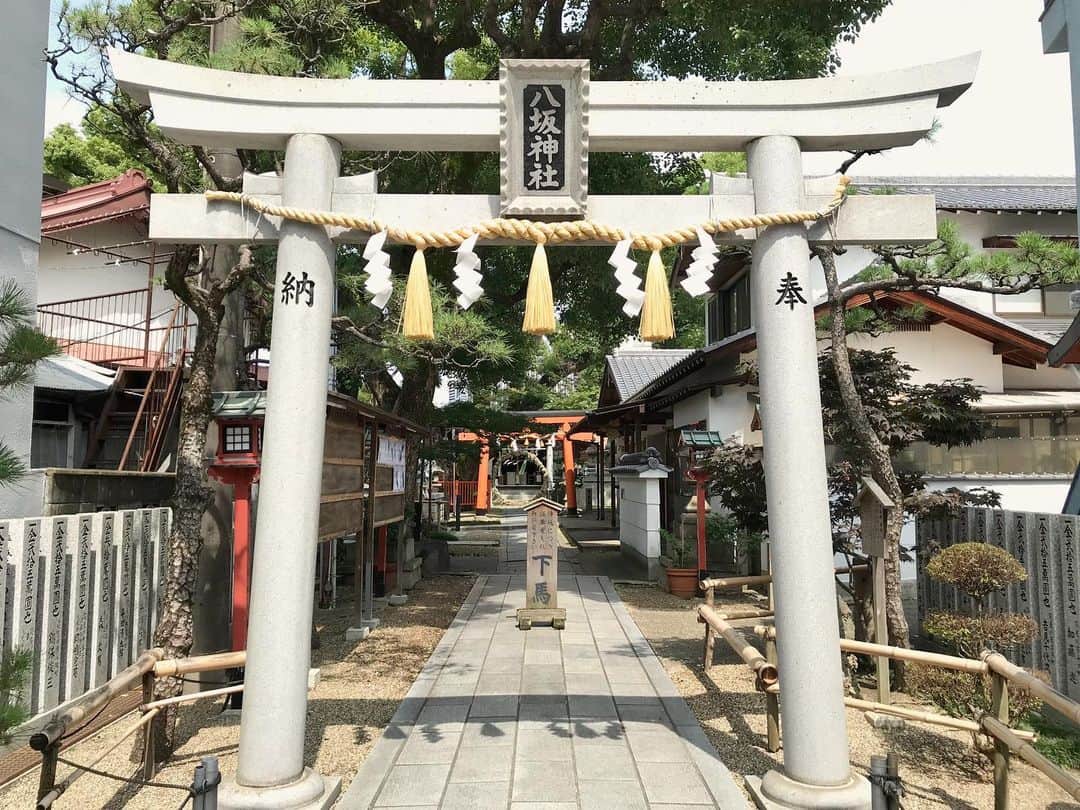 小嶋晶子のインスタグラム：「I went to the Yasaka shrine to participate in ‘Nagoshi-no-Harae.‘ During Nagoshi-no-Harae, 'Chinowa kuguri' (or "passing through a ring of miscanthus") is performed in many shrines. Chinowa kuguri is a traditional seasonal ritual for good health in which you pass through a big circle made of tall grass (thatch). By passing through this circle of thatch, you will be free from illness and overcome the heat of summer. I like Japanese traditional events like this. I think it's very good to follow and pass down our traditions from generation to generation. 茅の輪くぐりで心身を清め、無病息災を祈ってきました。いろいろなことを知り、むやみに怖がることはなくなりましたが...。2020年、残り半年。みんな元気で笑って過ごせますように🙏 #yasakashrine #nagoshinoharae #chinowahuguri #osaka #japan #八坂神社 #夏越の祓 #茅の輪くぐり #大阪 #日本 #🇯🇵 #⛩」