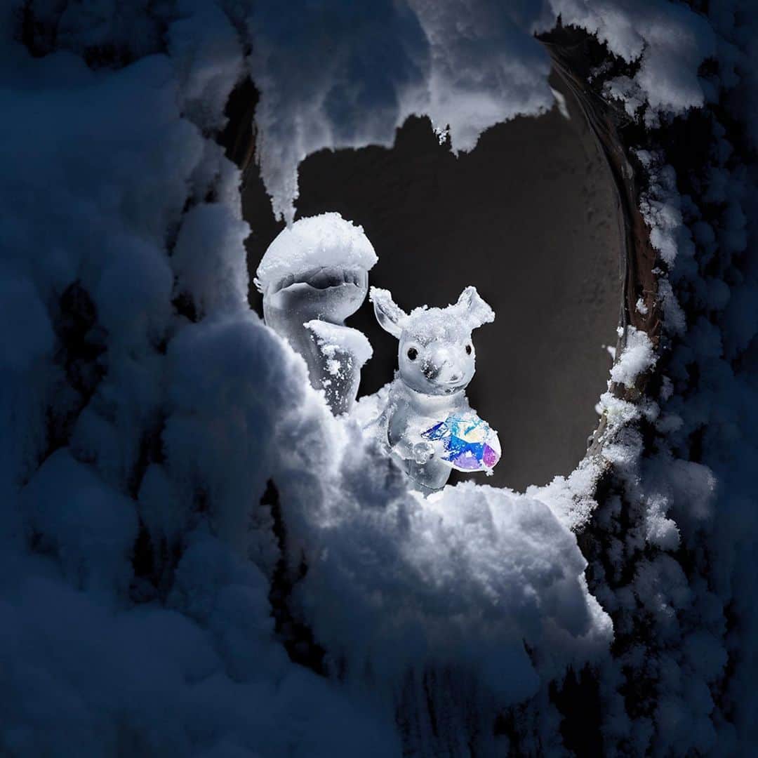 のインスタグラム：「LET IT SNOW!  Under the watchful eyes of Swarovski crystal figurines owlet and squirrel, prepare to be drawn into a romantic world of Swarovski created crystals in combination with real snow crystals at Swarovski Kristallwelten. Through this juxtaposition, a phenomenal piece of crystal art is showing the balance of beauty and dark side of nature, always romantic or uncanny in the eye of the beholder.  #kristallwelten」