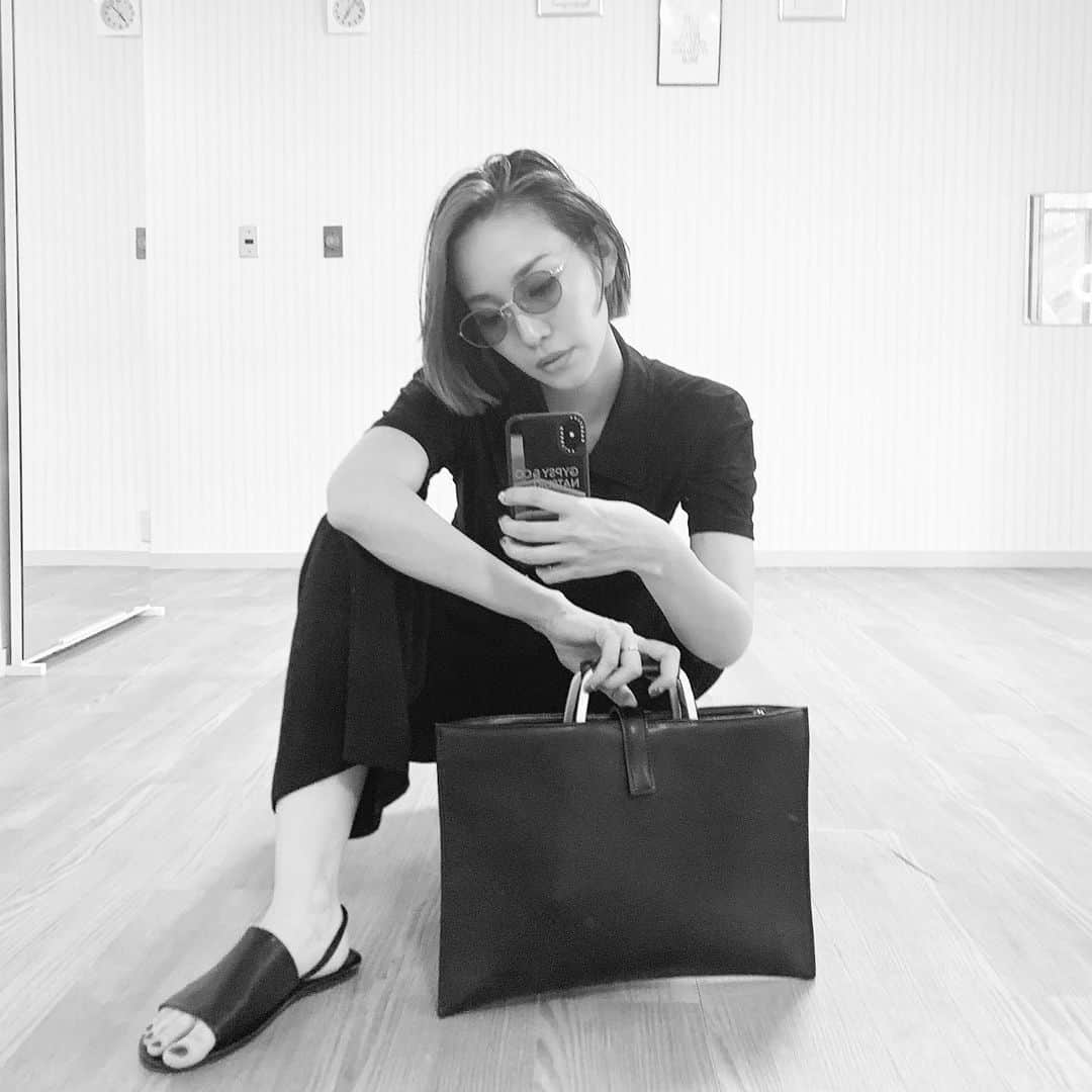 藤本奈月のインスタグラム：「ネイビーも使えそうで、ほしい。悩む。 ハンドルの感じが使いやすいの。 薄くて軽くて丈夫です。助かります😈 悪スタイルにもビジネスにもいけます👌 . . .  @smart_borsa」