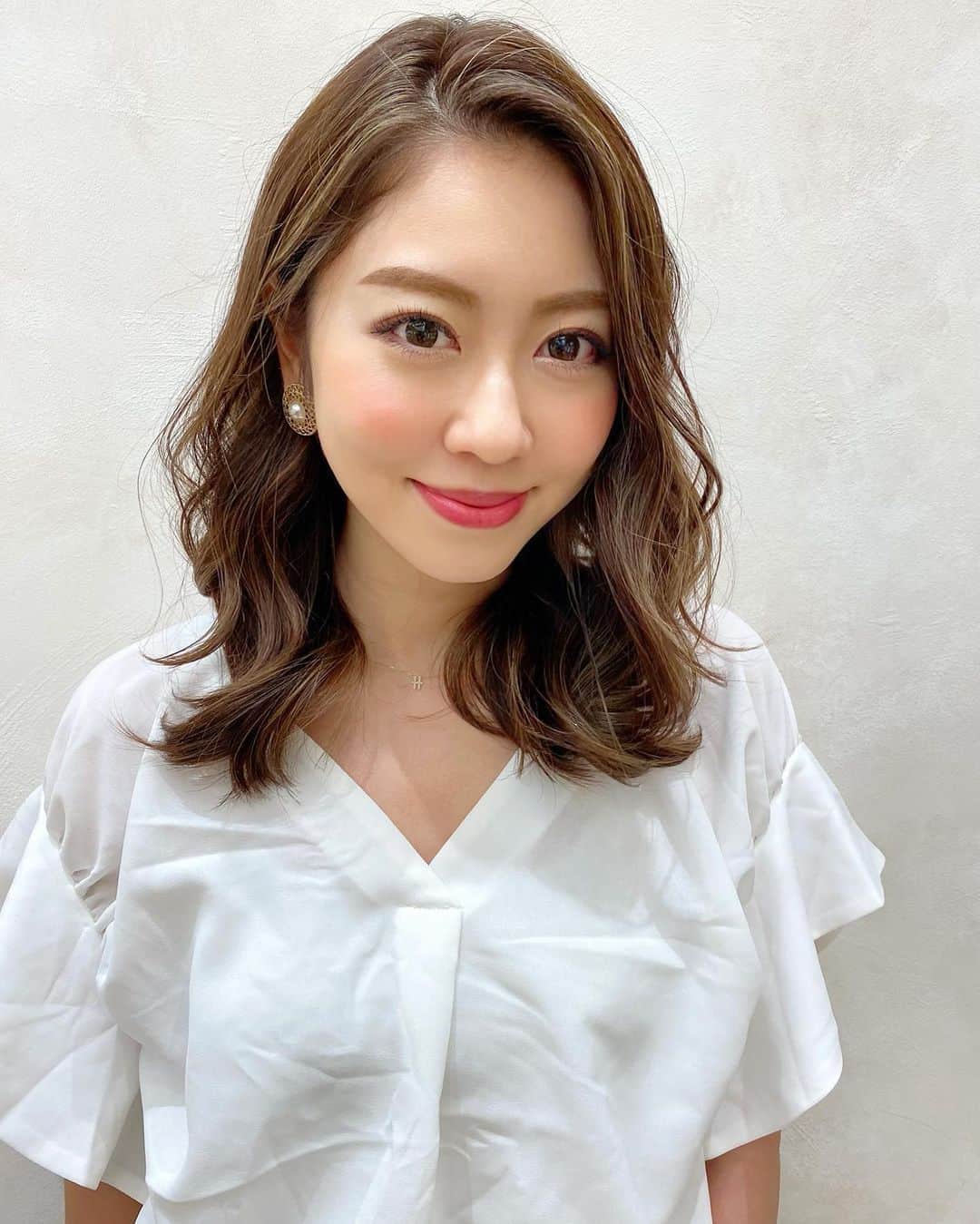 のインスタグラム：「今日から7月だぁ！😮 . 2020年下半期スタートですね🌈💕 ほんまに早い😮笑 . ディズニーリゾートも今日から再開ですね☺️✨ とっても嬉しい😆👏✨ 私は、少し様子みでインはしなかったけど、 SNSで色んな方があげてるのをみて 幸せな気分になってました❤️ . 今日はいつもお世話になってる kakimoto armsに行って トリートメントと巻き巻きしてもらったぁ🥰✨ . カラーも先週してもらって いい感じやしテンション上がる😙💗 . ありがとうございました😊💖 . . #今日から #7月 #スタート #2020年 #下半期 #あっという間 #美容室 #美容院 #hairstyle #hair #hairarrange #ヘアアレンジ #ヘアースタイル #kakimotoarms #カキモトアームズ #二子玉川 #ドッグウッドプラザ #二子玉 #ニューヘアー #newhair #いつもありがとう #服がシワシワ #笑」
