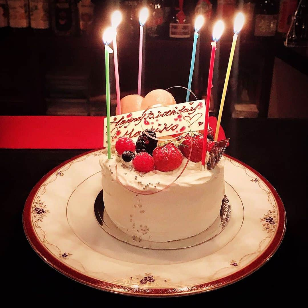 Machikoさんのインスタグラム写真 - (MachikoInstagram)「パティスリーカメリアさんのケーキ🍓 ここのマカロン好きでケーキも食べてみたかった🎂  BAR保志さんのフルーツカクテルとっても美味しいよ🍉🍸  #patisseriecamelia #パティスリーカメリア  #bar保志」7月1日 22時59分 - machiko.06