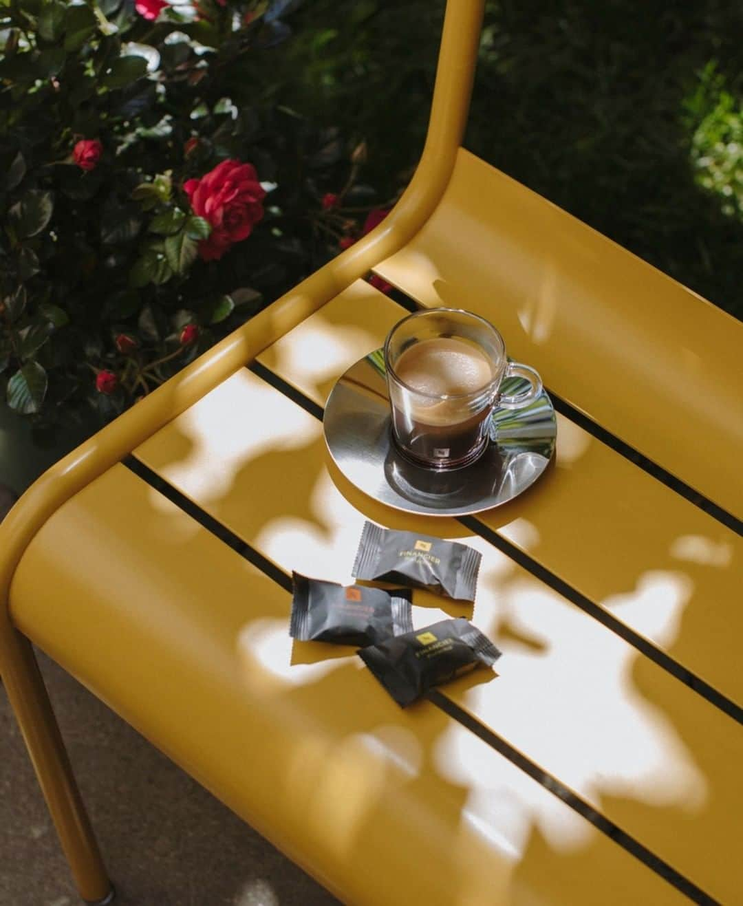 Nespressoさんのインスタグラム写真 - (NespressoInstagram)「What’s your favourite pairing for your afternoon Nespresso break? Ours is always better with a bit of fresh air and sunshine. 🌞   📷: @studiocnp  #NespressoMoments #SummerWithNespresso #ElevateYourSummer #SummerAtHome #CoffeeLover」7月1日 23時00分 - nespresso