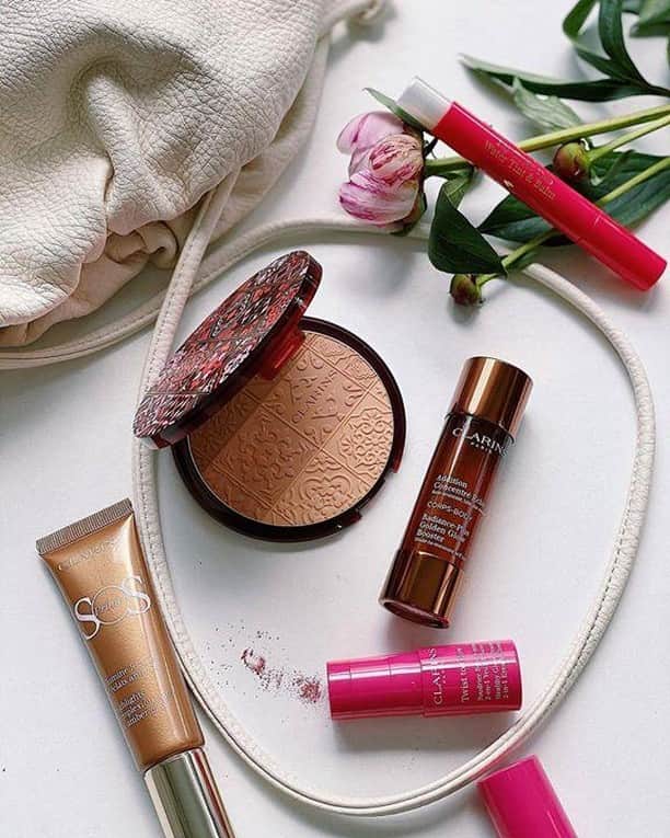 Clarins Middle Eastさんのインスタグラム写真 - (Clarins Middle EastInstagram)「مجموعة الصيف من كلارنس - أو كما نسمّيها: مجموعة السعادة⁣ مكياج متكامل يمنحك إشراقة وتوهّج صيفي رائع حتى لو لم تحظي بالوقت الكافي في الشمس لاكتساب لون الصيف المميز ولمعانه⁣ ⁣ استكشفيها على متجرنا الالكتروني: https://ae.clarins.com/⁣ ⁣ Clarins summer collection - or as we call it: the Happy Collection⁣ A complete make up look that gives you  asummer glow even you haven't had enough time in the sun to gain that summery glow and lovely color⁣ ⁣ Discover it on our e-store https://ae.clarins.com/」7月1日 23時00分 - clarinsmiddleeast