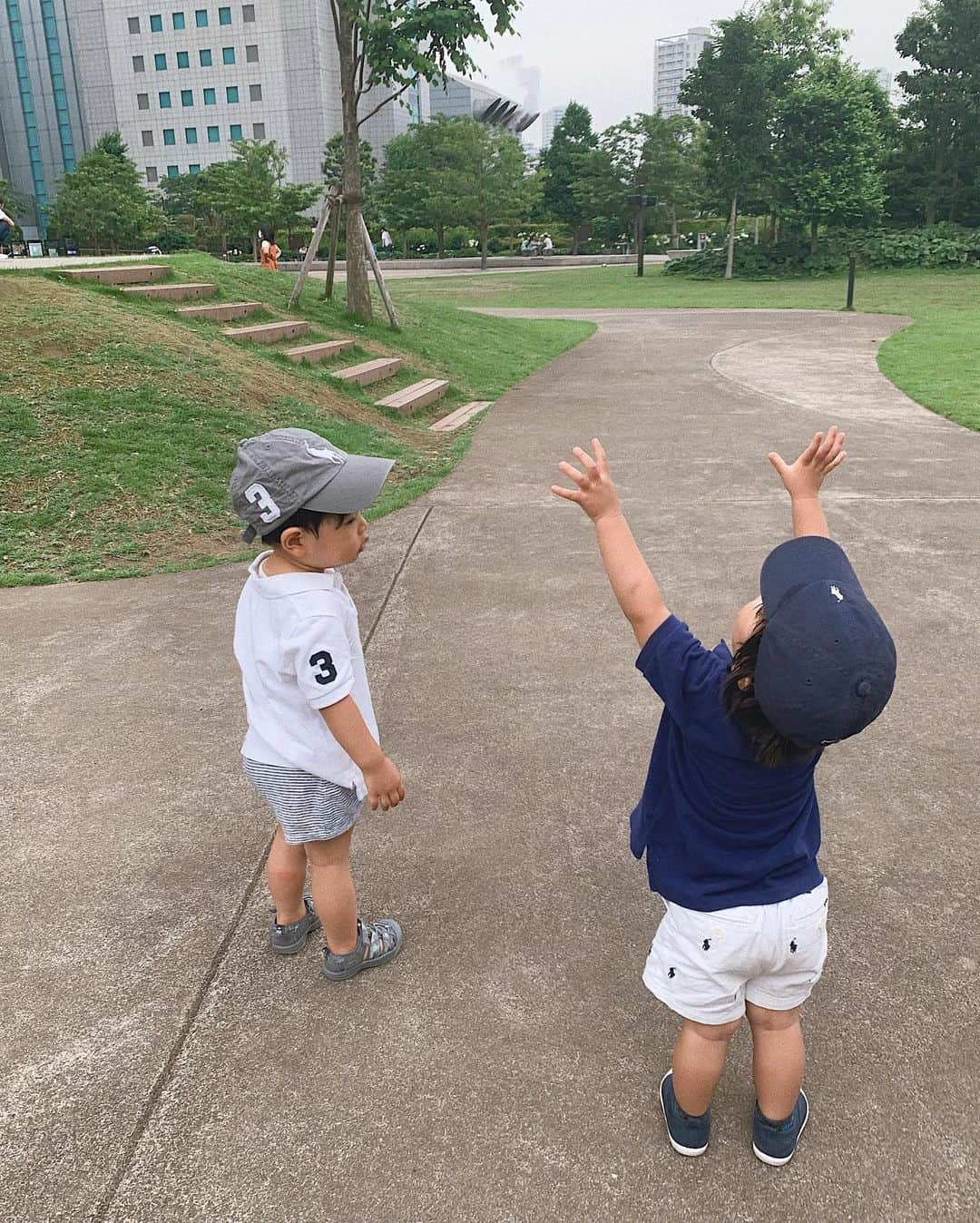 Remiさんのインスタグラム写真 - (RemiInstagram)「cousins time👦🏻👦🏻👶🏻 妹家族と過ごした週末🐠🍺🍖 久しぶりの従兄弟と感動の再会を果たし、ずっとべったり✨ 甥っ子はうちの兄妹のちょうど真ん中で娘と同級生だけど、やっぱり男同士が気が合うみたい🐒🐒💓 (娘はまだまだ親にべったり☺️) 兄弟みたいに仲良く育ってくれたらいいな✨ 品川シーズンテラスのBBQ、開放的で最高でした💚  #いとこ #2y10m #2y1m #1y4m」7月1日 23時00分 - remi_912