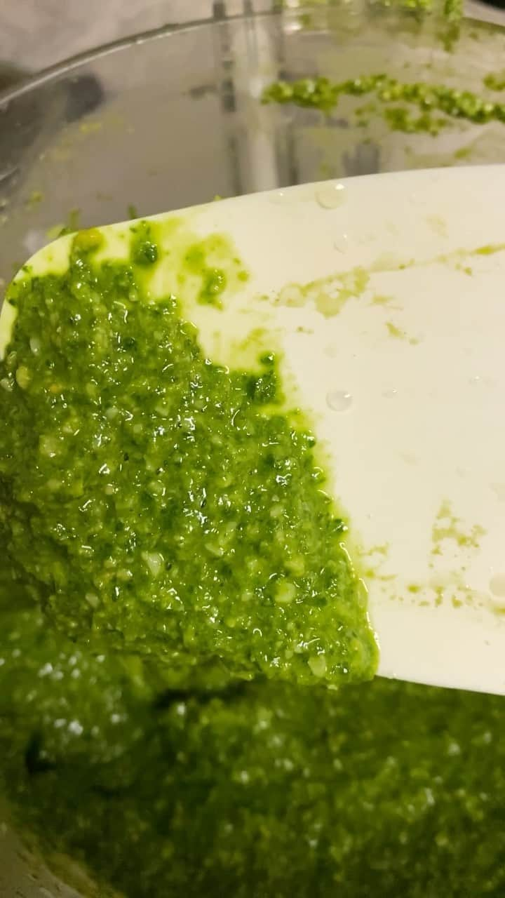 ginger and sproutのインスタグラム：「What to do with a ton of Fresh Basil? You make Pesto!」