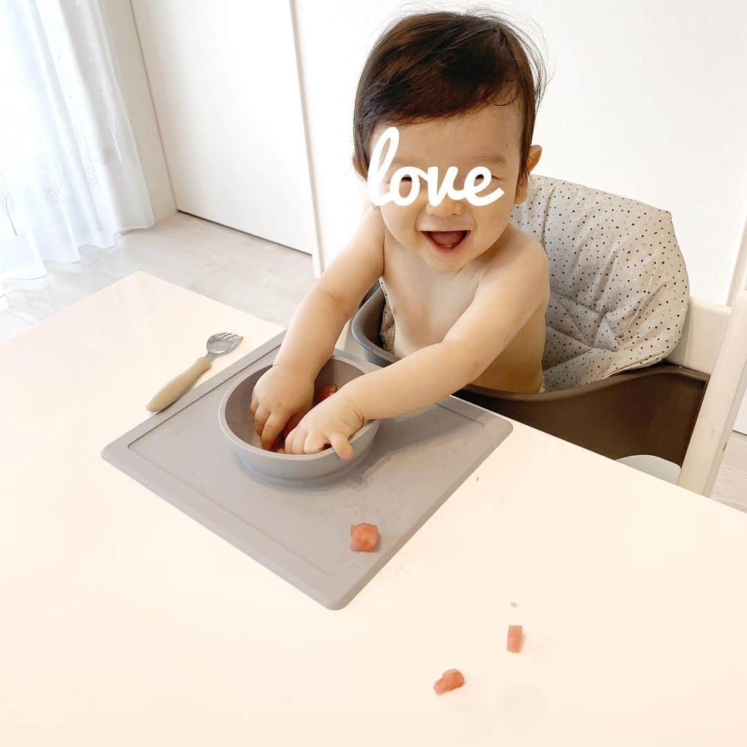 のインスタグラム：「🍉𓇢 * 大差ない写真と動画を何枚も …すみません👶🏻 * フルーツが大好物˚✧₊⁎ この日はスイカ食べてました☺︎ 自分で食べられるの 嬉しいよねｰｰｰっ♫♬ * @ezpz_japan の #ひっくり返らない食器 は 娘(真ん中)の時から使ってるのだけど やっぱりいい♥ 次男はなぜか 100%ひっくり返そうとするし↪︎↪︎ ↪︎↪︎証拠動画2,3枚目👻 そろそろワンプレートタイプも 買い足さねば🍴 #楽天roomに載せてます 🛒 @ririiiiii58 から飛べます✈︎ * * * #ezpz  #イージーピージー  #男の子ベビー  #11ヶ月  #7月生まれ  #はだかんぼ  #🍉」