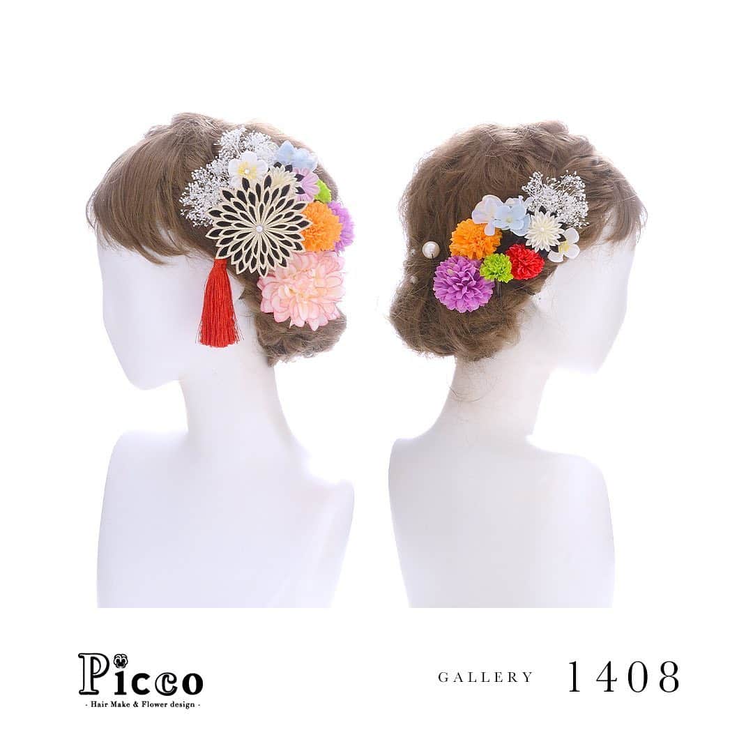 髪飾りの『Picco（ピッコ）』さんのインスタグラム写真 - (髪飾りの『Picco（ピッコ）』Instagram)「﻿ 🌸 Gallery 1408 🌸﻿ ﻿ ﻿ 【 #成人式　#髪飾り 】﻿ ﻿ ﻿ #Picco #オーダーメイド髪飾り #振袖ヘア #成人式ヘア﻿ ﻿ 黒金の剣つまみ細工飾りとふちどりピンクのダリアをメインに、振袖柄からセレクトしたマムと小花で盛り付けました💜💚💖﻿ 耳元にはタッセルを添えて、バックにパールをちりばめた、おしゃれな和スタイルに仕上げました😍💕﻿ ﻿ ﻿ #ピンク﻿ #タッセル﻿ #剣つまみ﻿ #カラフル﻿ #成人式髪型﻿ ﻿ デザイナー @mkmk1109﻿ ﻿  ﻿ #アーティフィシャルフラワー #ヘアアクセサリー #花飾り #造花　﻿  #ドライフラワー #和装﻿ ﻿ #おしゃれ #つまみ細工 #成人式前撮り ﻿ ﻿ #ヘアスタイル #かすみ草 #二十歳 #振袖　#👘﻿ #袴 #着物 #ダリア #ちりめん細工﻿」7月1日 23時08分 - picco.flower