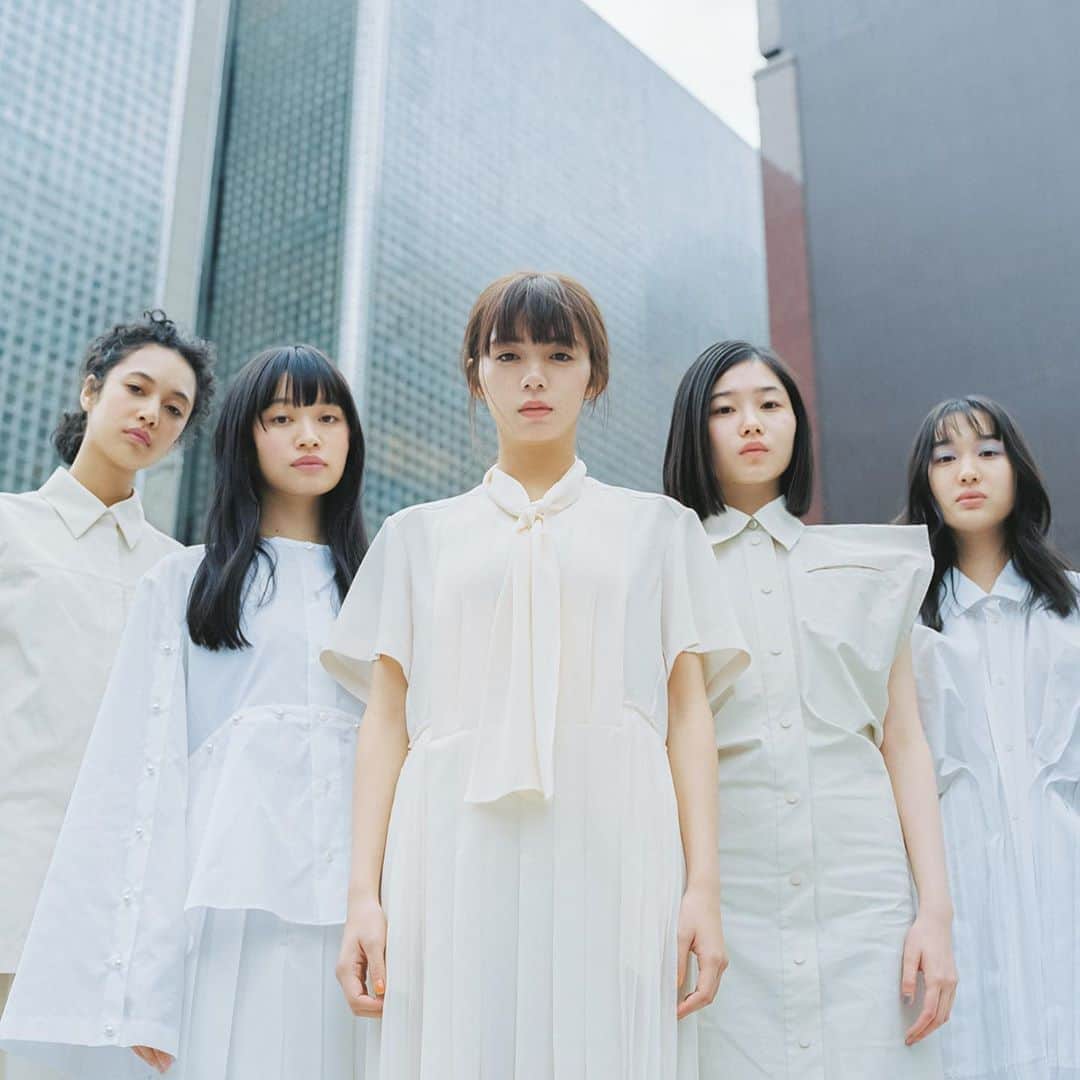 濱田英明のインスタグラム：「for @hanatsubakimag, 2020 English edition #花椿 #池田エライザ 「花椿」は各所で無料配布されています。またオンライン（美術手帖OIL）にて送料のみで発送の請求ができます。」