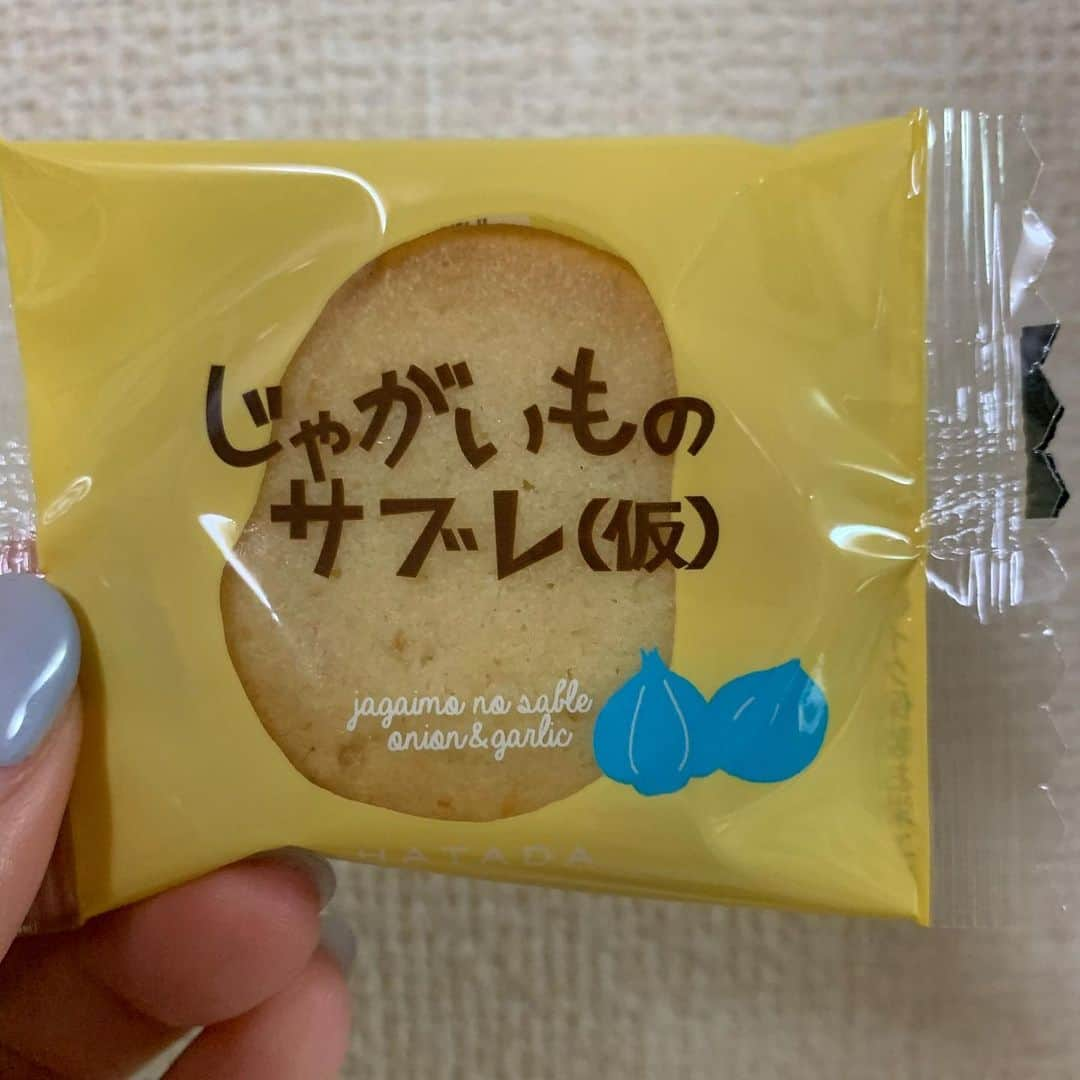 みかんさんのインスタグラム写真 - (みかんInstagram)「この度、お世話になってるハタダ様よりどら一の他、新商品🥔『じゃがいものサブレ(仮)』のCMキャラクターを務めさせて頂くことになりました✨ カジュアルなお菓子でお値段もこれまたカジュアルなのよ🧡6枚入り378円💚(仮)はこちら正式名称ですので、そこまで皆さんに商品名を覚えてもらえれと嬉しいです☺️ 因みに今回は私のおねぇのマネージャー🤣オネェージャーも起用して頂き感謝感謝でございます🙏 CMもカジュアルな感じになってるので出来上がったらまたお見せしますね✨スチール撮影の模様も是非ご覧ください❤️ あぁ〜現場が楽しすぎた🤣🤣🤣 笑いすぎて腹痛い🤣 ハタダさんありがとうございます🙏🙏🙏 #お菓子のハタダ #畑田本舗 #新商品 #じゃがいもサブレ(仮) #仮までが商品名 #めちゃ美味しい #アレンジ料理にも使える #CMキャラクター #ものまねみかん #オネェージャー #オネェージャー #初CM #近日放送」7月1日 23時09分 - mikan02241984