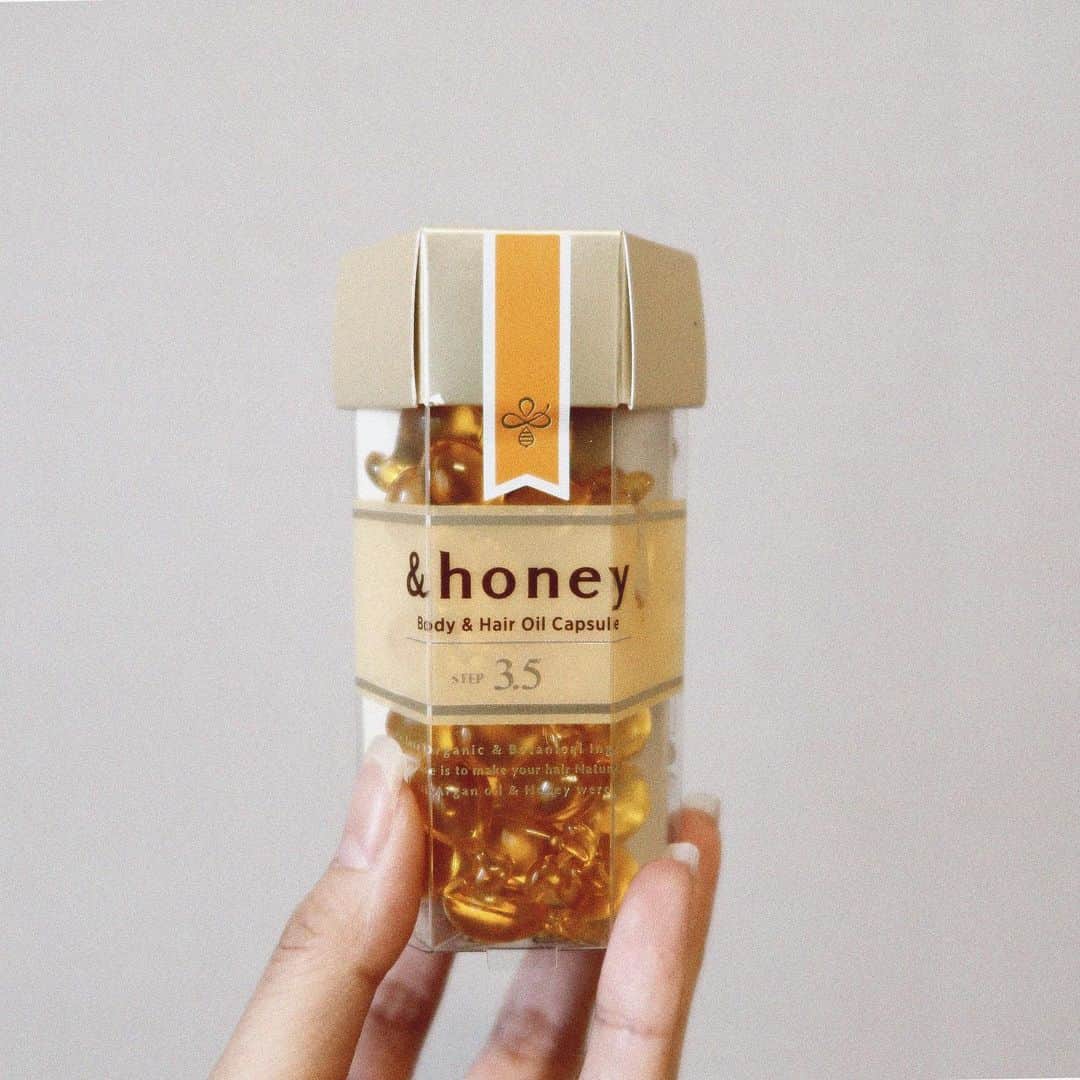 かんだまのインスタグラム：「アンバサダーを務めている&honeyさんのオイルカプセルのご紹介🐝 カプセル型のオーガニック美容オイルで、このカプセル一つで「ダメージ/スカルプ/スタイリング/ハンド/ボディ/UV」と6つのケアができちゃうのです(°_°)おったまげ。 私はポーチの中に2~3個しのばせて使っております👍 もちろん香りも良き。いい香りってより私的に安心感ある感じ！  皆様もよかったらぜひ☺️」