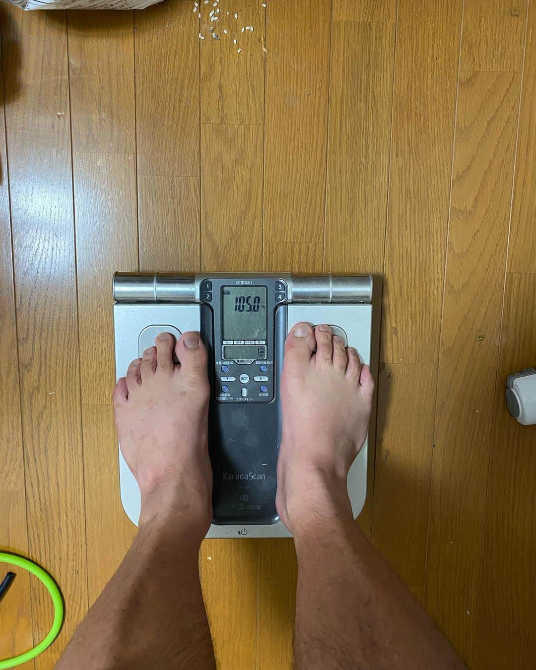 クロちゃんさんのインスタグラム写真 - (クロちゃんInstagram)「色々とみんなが言ってくるから体重測ってみたら、太ってた。 さっき夜ご飯食べた後だし、昨日も付き合いでたくさん飲んで、たくさん食べたからだと思うけど。  105キロ。 しっかり見つめなおして痩せてやるしん！！ 待ってろ未来！！ #クロちゃん　#105キロ　#マジ痩せる」7月1日 23時02分 - kurochandesuwawa