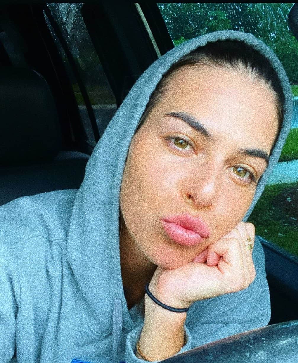 アイラ・トムリャノビッチのインスタグラム：「Green eyes like my Dida 💚」