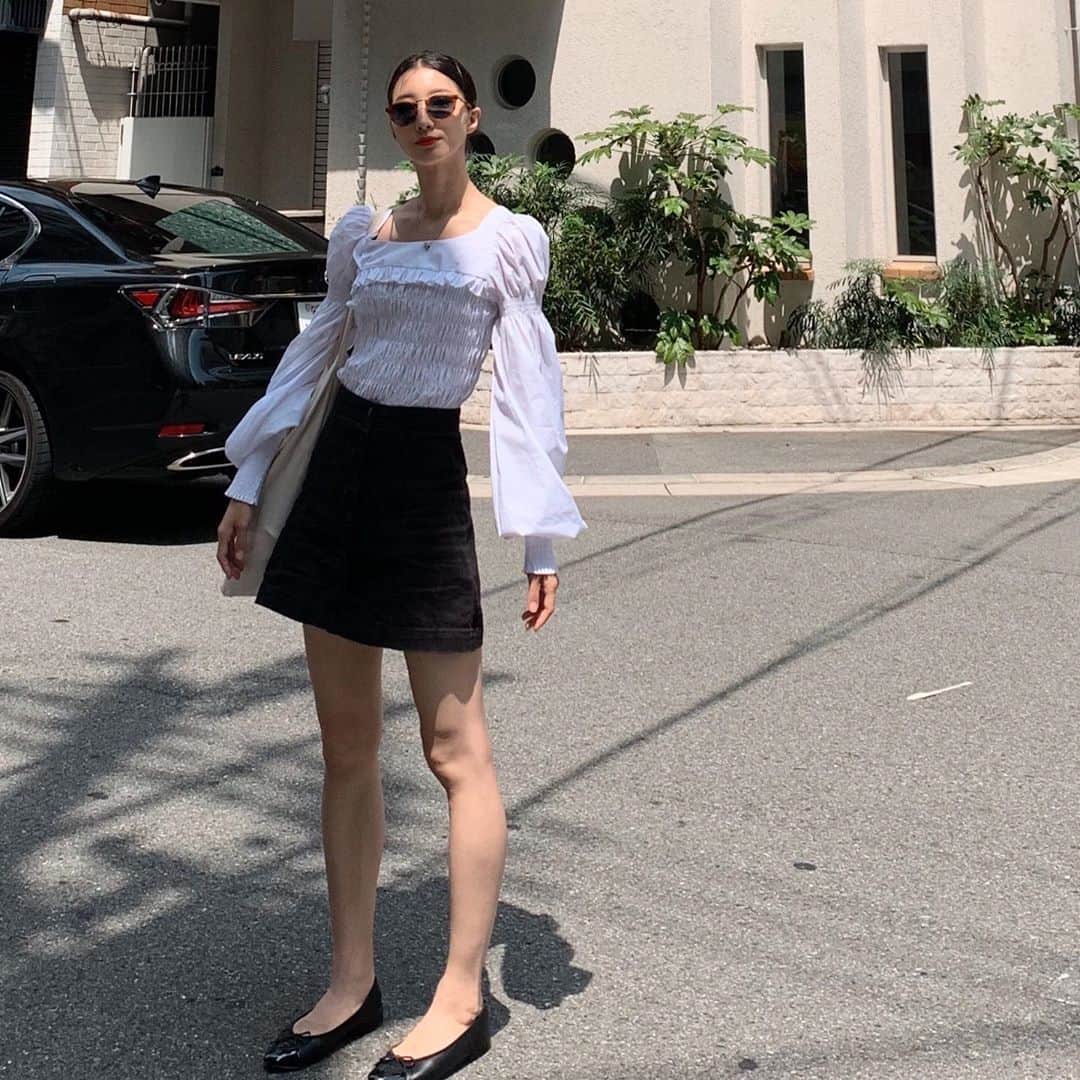 飯島望未のインスタグラム：「This blouse has been added to my list of favorite clothes👚✨ @mare_kino  Shoes from @chanelofficial ※写真を撮る時だけマスク外しました」