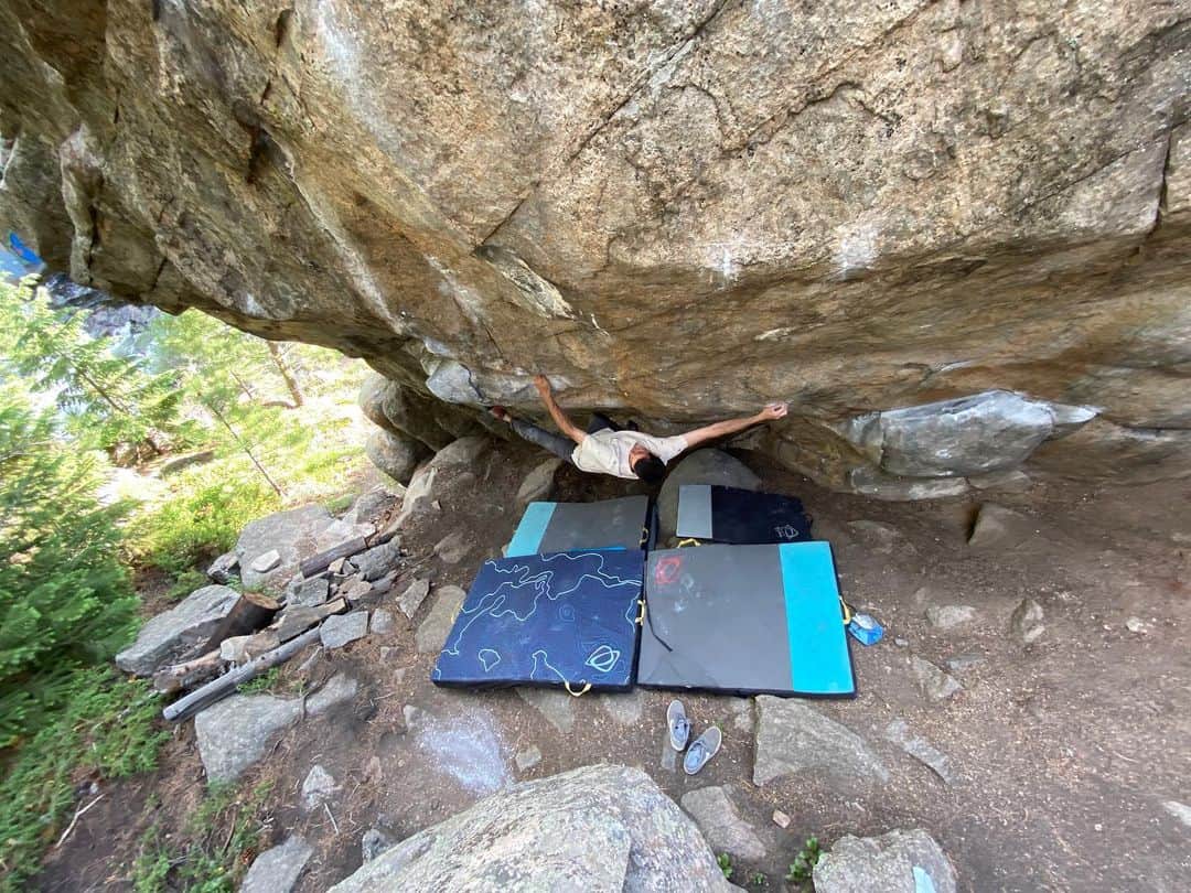 ポール・ロビンソンのインスタグラム：「I got a small window of cold yesterday and wanted to check out the newish line, “Isabelle’s FA,” V13/8B. Fun movement into the classic pay dirt. A great new line from @fausey strong 💪 work! #bouldering photo:  @lizzy.ellison」