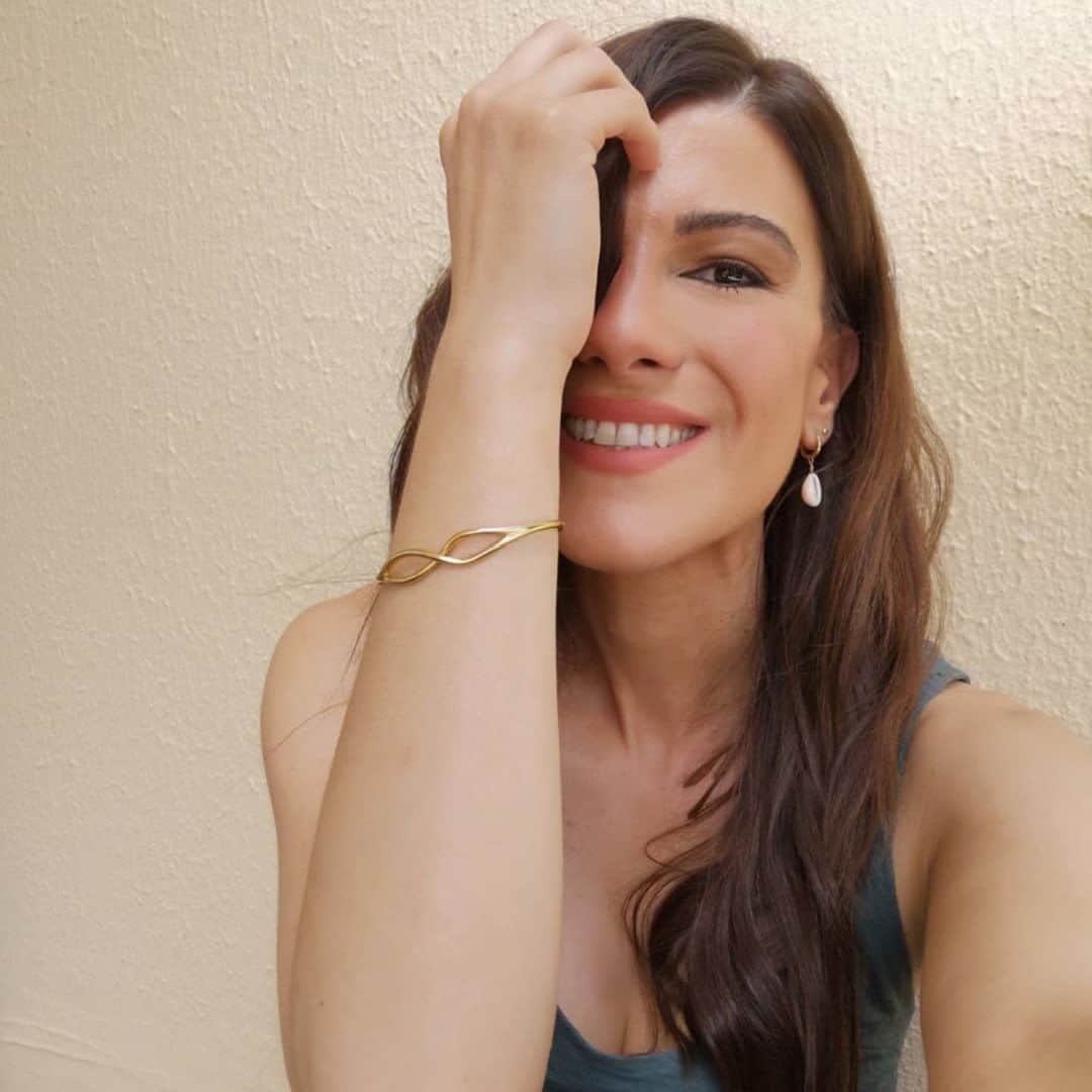 のインスタグラム：「Trust the eternal elegance of the new Fluidity bangle to grace your everyday style.  📸 @nayaapo   #follifollie #jewellery #jewelleryoftheday #jewelleryofinstagram #fluiditycollection #style #fashion #mood」
