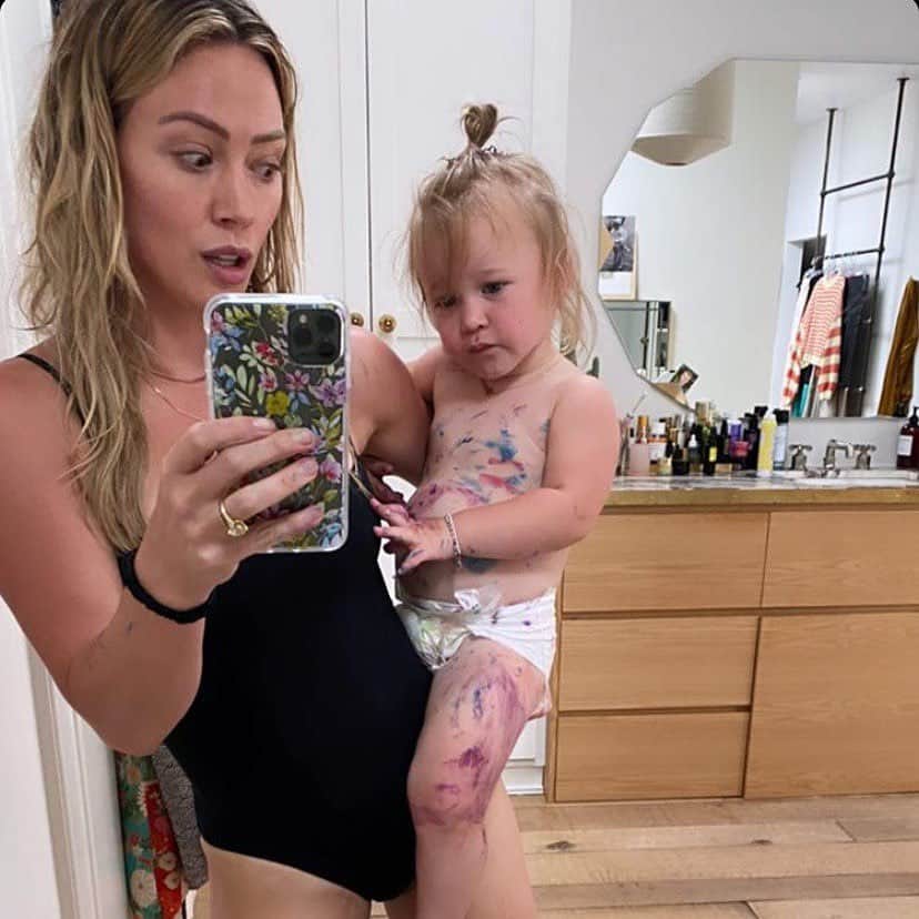 E! Onlineさんのインスタグラム写真 - (E! OnlineInstagram)「Parents deciding to do a creative project: ➡️ Why not take a crazy chance!  The outcome: ➡️ 🥴 (📷: @hilaryduff)」7月1日 23時16分 - enews