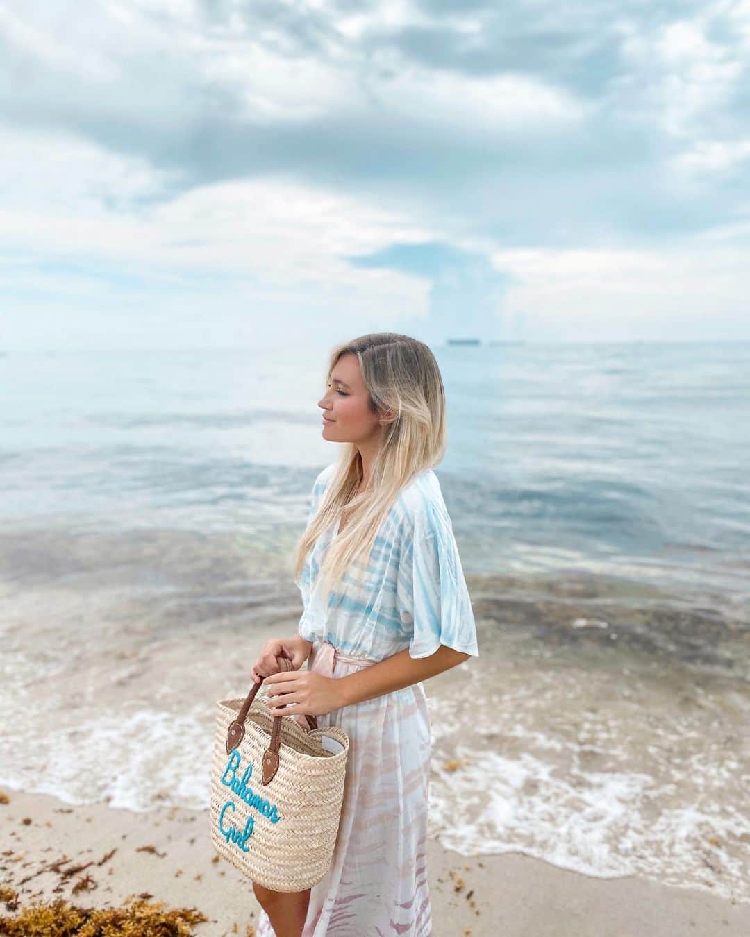サシャ・カリスのインスタグラム：「Tag 2 friends bellow to enter the giveaway! See my stories for details 💝 Giving away your choice of @minkycouture blanket + mask! They are SOOO soft! Rules: 1. Like this post 2. Tag 2 friends . . Will announce the winner on July 3rd! 🎊」