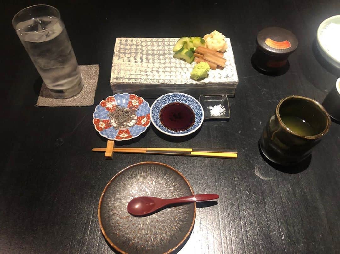 イ・セウンのインスタグラム：「💚 마지막은 아랑이가 디자인한 ? 애벌레 부채  애벌레 얼굴이 손잡이 😘 #먹스타그램#먹부림  #유키즈시 #오마카세 #삼성동 몸매관리는 어디로 ?🤷🏼‍♀️ 어제는 울엄마 생신 오늘은 시어머니 생신  가족 주간 무사히 마침 🤟🏻」