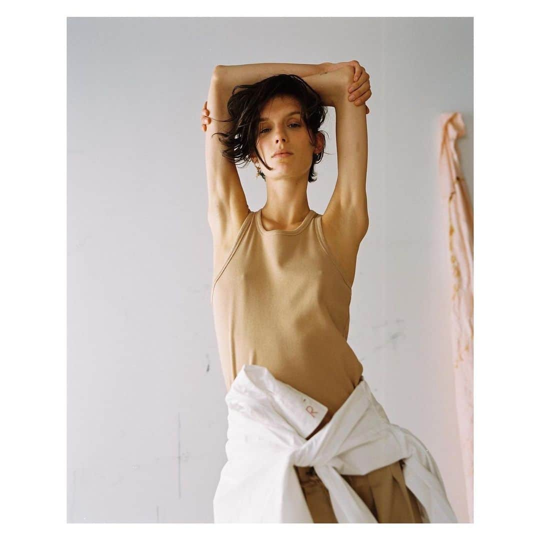 リカさんのインスタグラム写真 - (リカInstagram)「Afternoon Mood 🌸  Model /Artist @martemei captured in her atelier for Rika Magazine No19  # timeless #creativeminds shirts&tanktops #Rikastudios  photographer  @misha_taylor  styling by @ferdisibbel」7月1日 23時31分 - rikastudios_