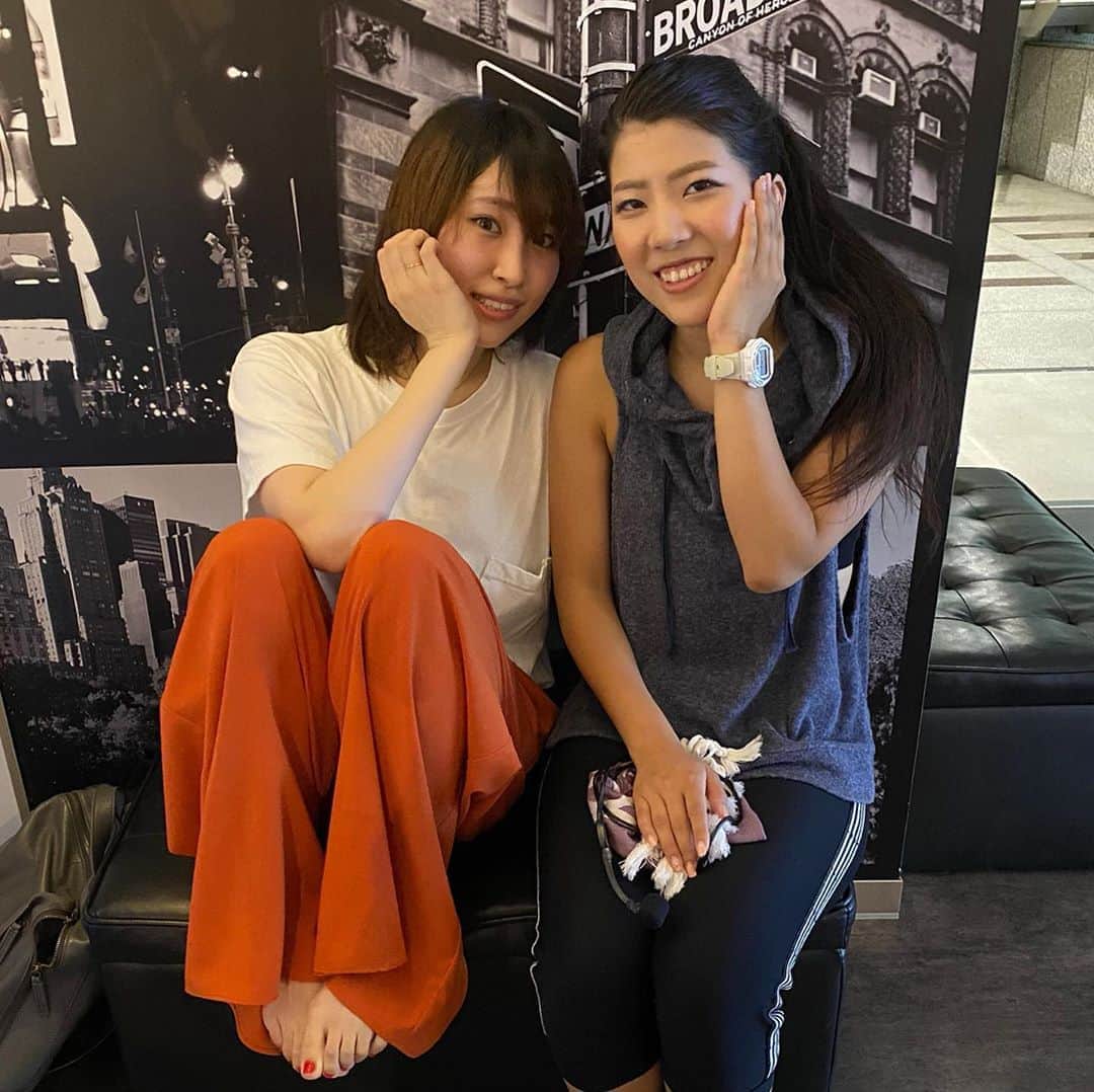 のインスタグラム：「🎙 Akimaruの勇姿をどうしても身体で感じたくて、会いに行ってきました。カッコ良すぎた🙏 ホントにお疲れ様でした、すきぴ 私はインストラクターを引退して2年経つけど、喉を壊してなかなかシンガーとして前に進めなかった頃、沢山のお客様と強くてキラキラしているメンバーに支えられて、背中を押してもらいました。 あの頃があって、今の自分がいるんだと改めて感謝、Akimaruやみんなを思うといつでも心がえもえもです。えも〜」
