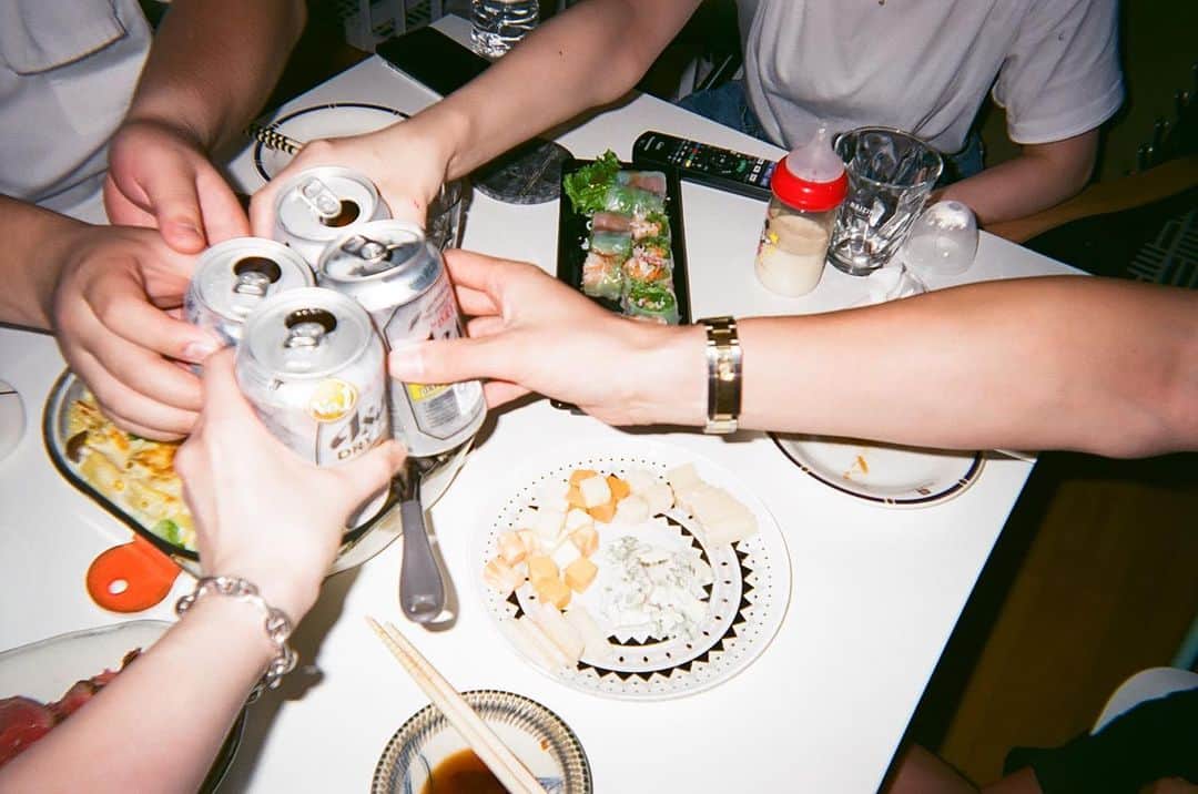 高松チェルシーリナのインスタグラム：「乾杯🍻  #写ルンです」
