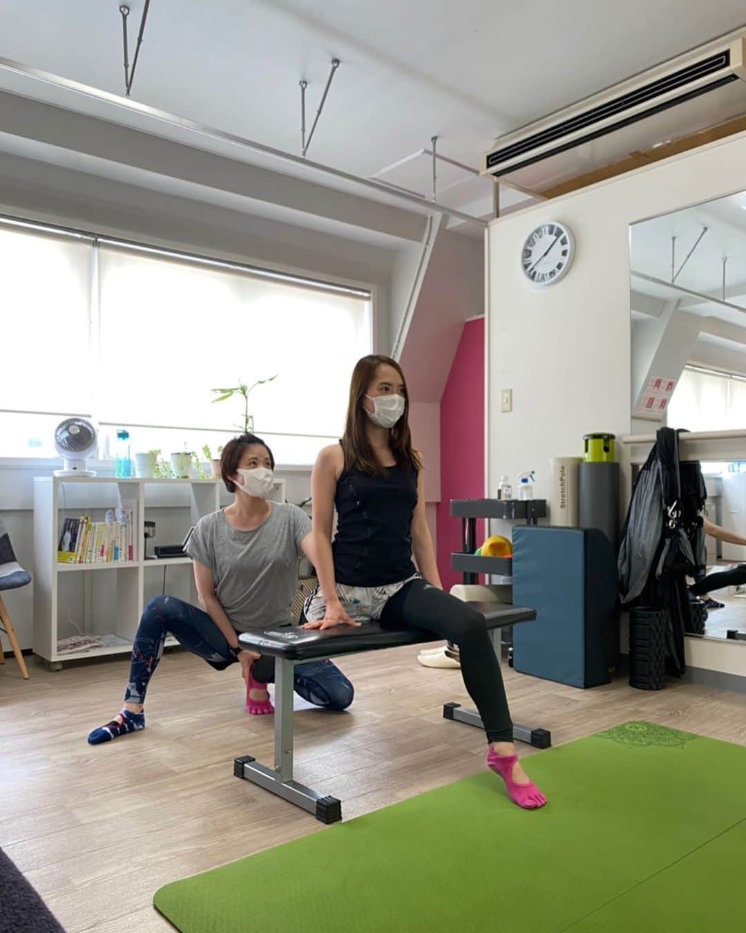 宇佐美蘭のインスタグラム：「studioSOUでトレーニング再開💪🏃‍♀️﻿ 自粛期間中、最初の10日くらいは自分なりに家でストレッチしたりしてたけど、全然続かなかった😂💦💦﻿ MANAMIトレーナーにすっかり落ちてしまった筋力をつけてもらってます🥺✨✨﻿ .﻿ #ピラティス#パーソナルレッスン#オンラインパーソナルレッスン#ボディメイク﻿」