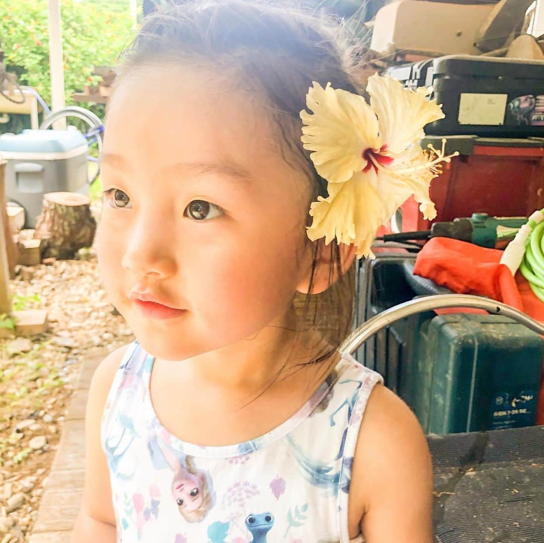 秋定麻紀子のインスタグラム：「【分身】 もう1人の自分  いつ甘えなくなっちゃうんだろう。 いつまで手を繋いでくれるんだろう。 いくつまで抱っこで寝てくれるんだろう。  これからの未来を豊かにしたい。 だけど今の世の中の思考は決して良いとはいえない。  彼女の未来の為に母としてできる事をするのが私の人生そのもの。  もうやりたい事や目標や野望があり過ぎて長生きしないと消化できないわ（笑）  なので健康でいたいっていうシンプルな考えになる。」