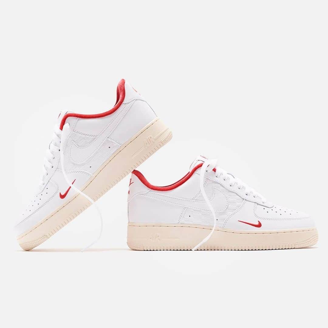 Sneaker Newsさんのインスタグラム写真 - (Sneaker NewsInstagram)「KITH celebrates the opening of their Tokyo flagship retail store with an exclusive release of the Nike Air Force 1 Low, with design cues that nod to the co.JP drops of the early 2000s. These will not be releasing anywhere else! Link in bio to find out how to get your hands on these...」7月2日 0時00分 - sneakernews