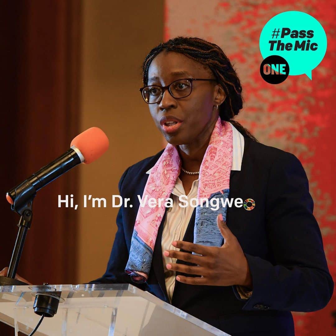 トム・ヒドルストンのインスタグラム：「The #COVID19 pandemic has shone a light on the stark inequities of our health systems globally. Through my continued work with @unicef_uk I have seen first hand the failures to protect marginalized communities, especially children, and the progress that can be made when we work together. As #COVID19 continues to disproportionately affect these same exact populations, we are reminded of our responsibility to support each other as one community globally.  That is why I am honoured to #PassTheMic to Dr. Vera Songwe @songwevera, the Executive Secretary of the United Nations Economic Commission for Africa. She is an expert on economics and development in Africa and globally. Today Dr. Songwe is taking over my account to talk about the large scale impact of #COVID19 in Africa and around the world, and why we all need to demand a coordinated global response from our leaders. Follow along here and in my Stories to learn more from Dr. Songwe about the challenges and opportunities we face with COVID-19.  None of us are safe until all of us are safe. Join me to demand action at @ONE. #oneworld」