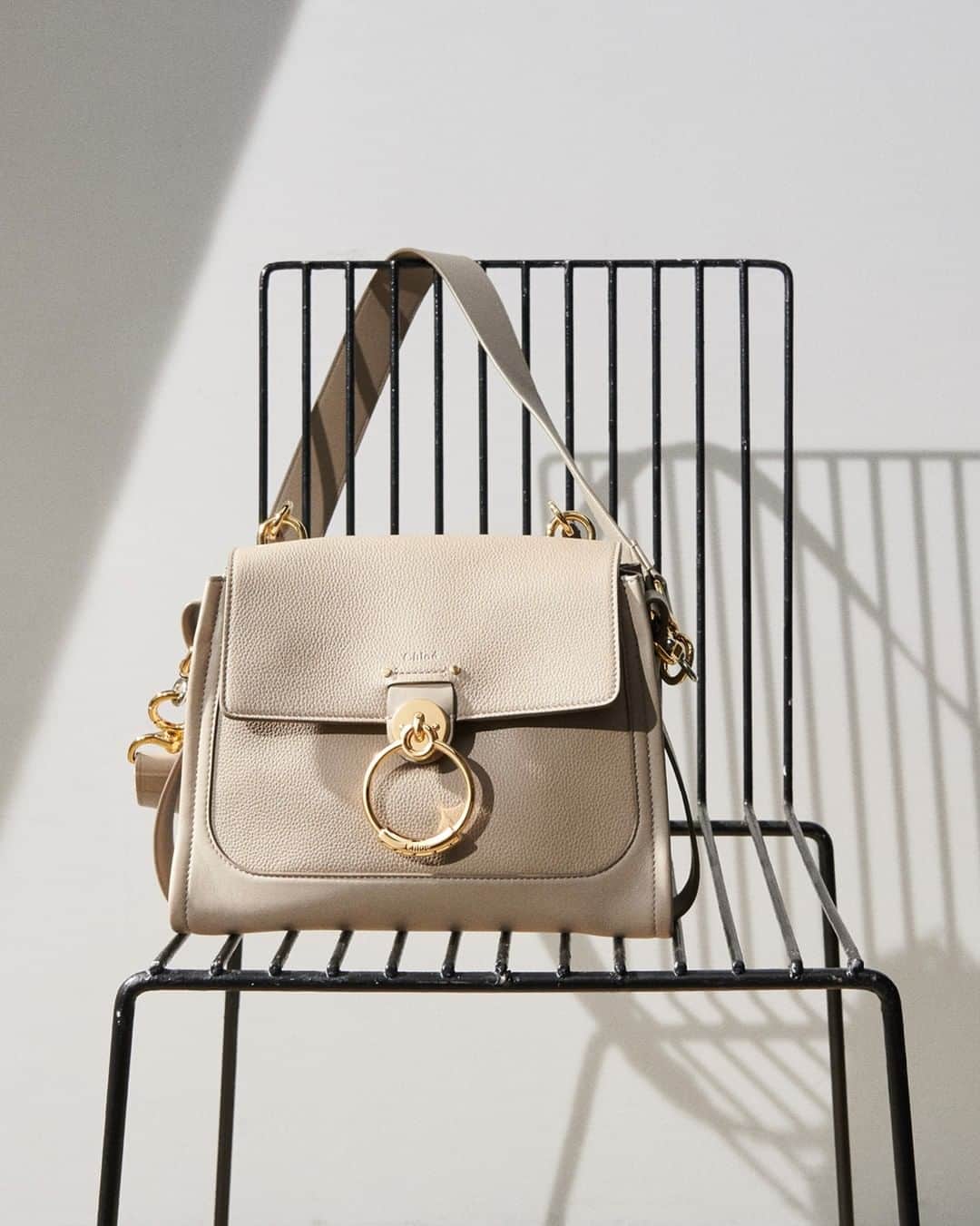 Chloéさんのインスタグラム写真 - (ChloéInstagram)「Our iconic Tess bag returns as a roomy new shape in natural summery shades  Shop now in boutiques and on chloe.com  #CHLOE」7月2日 0時01分 - chloe