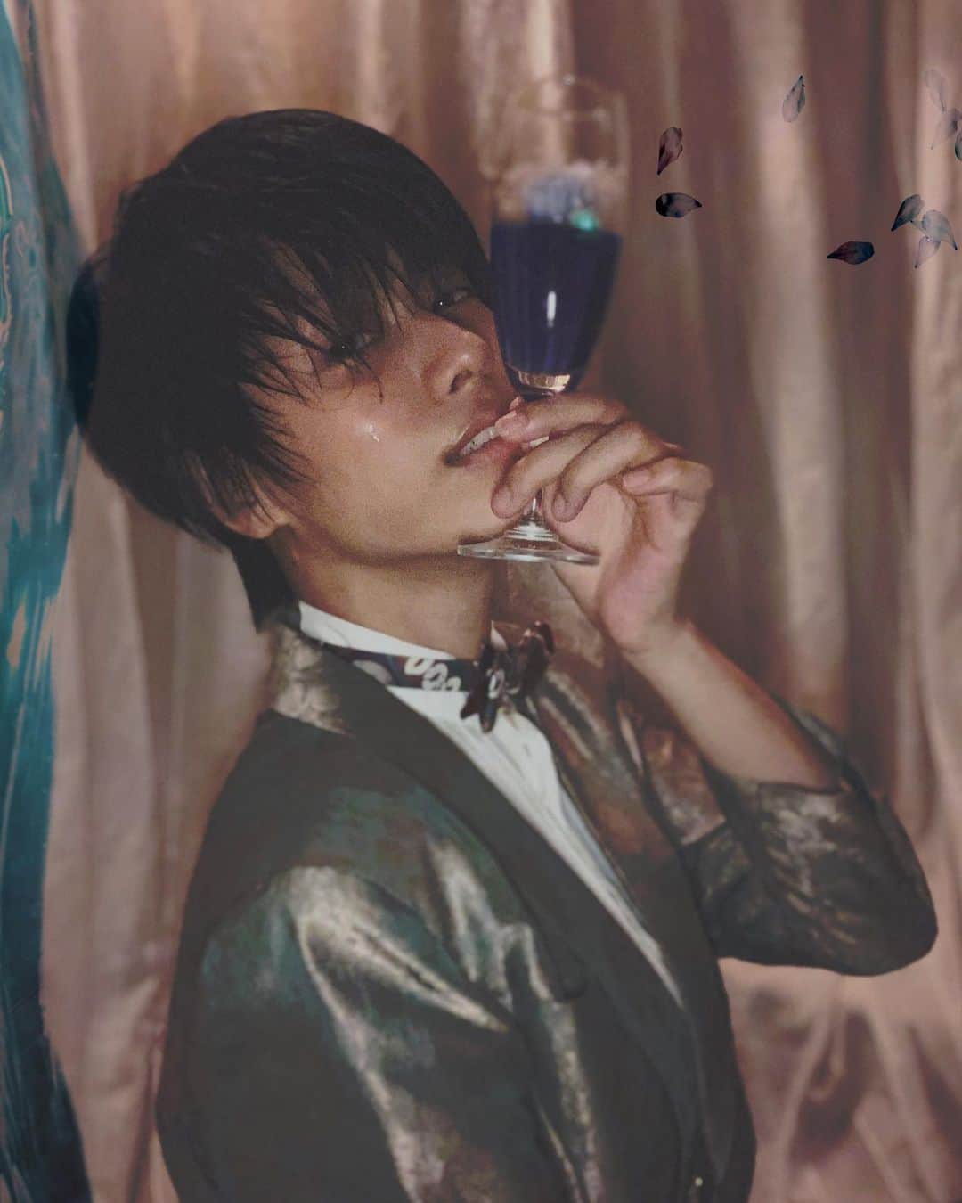 春川芽生のインスタグラム：「外は雨ですが、どうか僕と。🌕 #🥂 #男装」