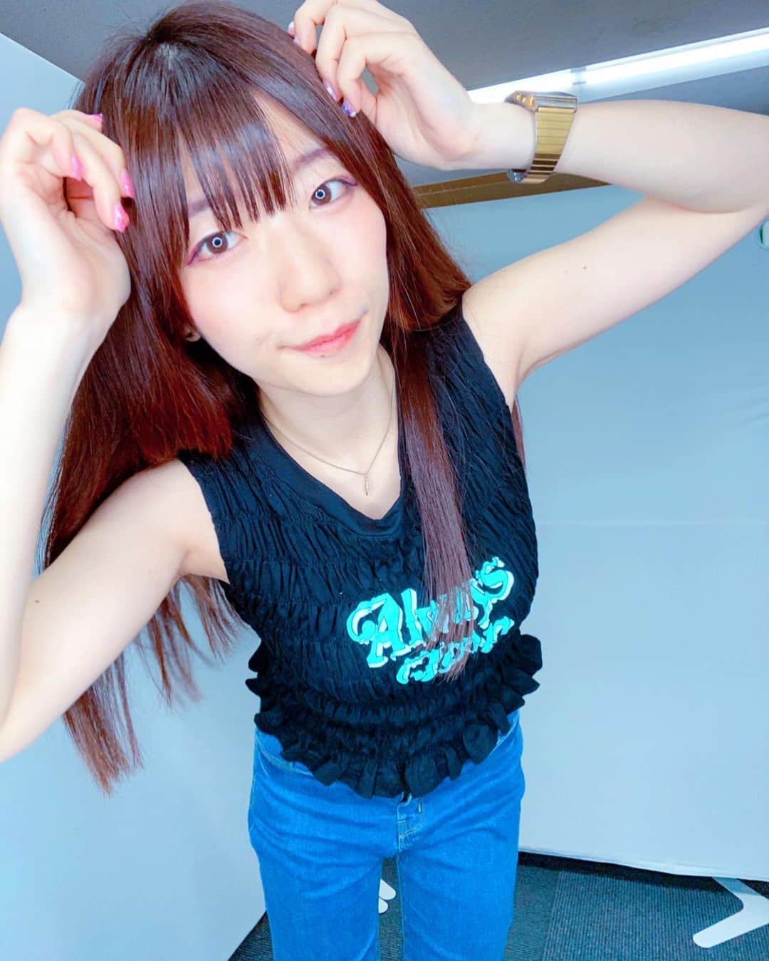ぱいぱいでか美のインスタグラム：「ノースリーブあんまり着ないけど今年は着ることで二の腕を鍛えるモチベあげたい ꙳ #tops #mixxdavid #denim #chuu #minus5kgjeans #sneaker #nike #🍒 #俺はインスタグラマーになりてぇ ꙳ 昨日は受注チェキの撮影&サイン書きしたよ！ というわけで今月の月例配信で着てた服での撮影でした〜 この前雑に載せたけど笑、ちゃんと載せますのpostです。 滅多に着ないノースリーブのトップスはmixx davidの！ ボディラインめちゃくちゃ出そうな素材なんだけど 着てみると程よくフィットしてて そこまでエッチコンロ着火しないとこが良いです。笑 お洒落に着れる感じー！ スニーカー最近めっちゃ履いてます☻ こういう可愛いNIKEが欲しかったんや〜 KIDS用のサイズもあって、知り合いの子供全員に配りたいくらい可愛い 他人の子供と勝手にリンクコーデしたすぎる……」