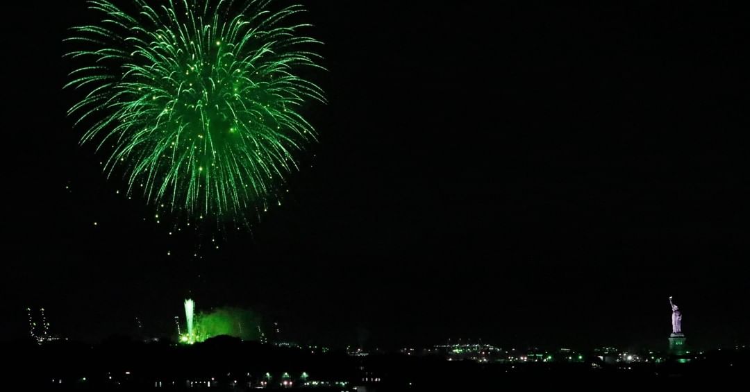 ABC Newsさんのインスタグラム写真 - (ABC NewsInstagram)「Fireworks explode in the sky near the The Statue of Liberty in the lead up to the July 4th holiday weekend. The fireworks' location was not announced until about an hour before the show began to avoid attracting large crowds amid the ongoing coronavirus pandemic. (Peter Foley/EPA via Shutterstock) #fireworks #july4th #macysfireworks #statueofliberty #newyork #newyorkcity」7月2日 0時03分 - abcnews