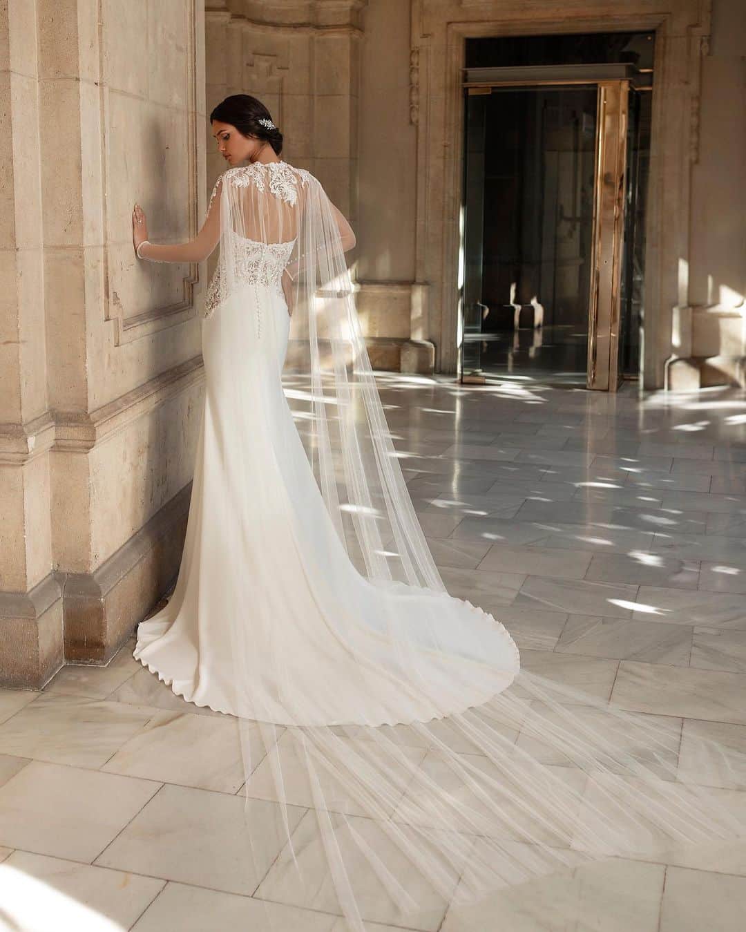 Pronoviasさんのインスタグラム写真 - (PronoviasInstagram)「A polished mermaid style in soft, flowing crepe with a guipure lace bodice and dainty back row buttons. Perfect to be paired with an ultra-sheer veil. Click on the link in bio and discover the Shearer dress. #Pronovias #mermaidweddingdress #pronoviasdress」7月2日 0時05分 - pronovias
