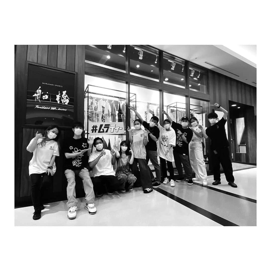 赤間紫動のインスタグラム：「良き写真。。。﻿ - - -﻿ ムラサキスポーツ ららぽーとTOKYO-BAY船橋店﻿ FUNABASHI 船橋 20TH ANNIVERSARY ﻿ - - -﻿ @murasakisports_official ﻿ @murasakisports_funabashi ﻿ - - -﻿ #ムラサキスポーツ #ららぽーと東京ベイ船橋 #MURSAKISPORTS #船橋 #20周年 #20THANNIVERSARY #書 #書道」