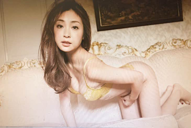 辰巳奈都子さんのインスタグラム写真 - (辰巳奈都子Instagram)「ちょっと皆さんにお聞きしたいのですが…  以前開催して好評だった 🥂オンラインオフ会✨ また開催するとしたら…  19時〜 20時〜 21時〜 22時〜 いつが参加しやすいですか？🥰  次回の参考にしたいので、ぜひ教えてください♪  #オンライン#オフ会#次回#開催#予定#もうすぐ #フォロワー #60000人  #めざせフォロワー60000人 #せるふぃー#セルフィー#selfie#photo#自撮り #下着#lingerie #ランジェリー #グラビア#写真集#オフショット」7月2日 0時11分 - tatsumi_natsuko