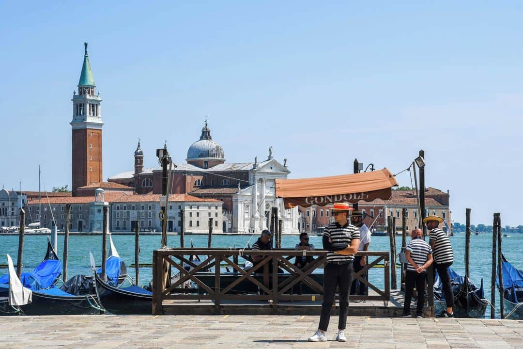 ルモンドさんのインスタグラム写真 - (ルモンドInstagram)「Les premiers visiteurs sont venus à Venise en voisins, à partir du 18 mai, dès que les déplacements d’une commune à l’autre ont été autorisés.⁣ Habitants des villes proches de Trévise, Padoue ou Vicence, ou même résidents de la périphérie (la « terre ferme »), ils ont été des milliers à accourir pour voir, au moins une fois dans leur vie, Venise désertée, et ses canaux libérés du trafic incessant des barques, où l’on pouvait même apercevoir des poissons.⁣ Pendant deux semaines, les habitants de la Vénétie ont été les seuls à jouir de ce privilège. Puis, le 3 juin, les déplacements interrégionaux ont été autorisés, et les frontières se sont progressivement rouvertes. Dans les ruelles du centre, on s’est remis à parler allemand ou français, voire anglais (plus rarement). Quelques gondoliers sont revenus proposer leurs services aux passants et – miracle du déconfinement –, certains se permettent même d’être aimables.⁣ Depuis cette date, chaque jour, l’affluence augmente imperceptiblement. En fin de semaine, surtout, autour du Campo Santa Margherita ou aux abords du Ghetto, là où se concentrent les étudiants de l’université Ca’Foscari, l’affluence est telle qu’on pourrait croire la ville revenue à la normale. Rien ne serait plus trompeur : ailleurs en ville, l’activité touristique reprend à peine.⁣ -⁣ Gondoliers à Venise, le 12 juin. Photo : Andrea Pattaro / AFP (@afpphoto)⁣ -⁣ #Venise #Deconfinement #Tourisme」7月2日 0時13分 - lemondefr