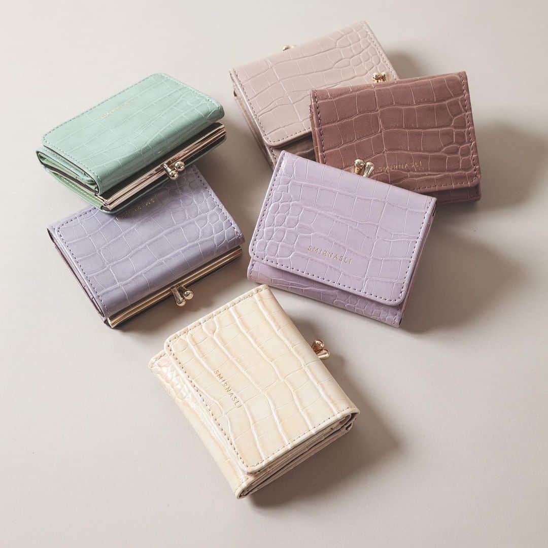 のインスタグラム：「Mini Wallet ¥3,700 +tax. . カラバリも揃っていて、お気に入りに会えるかもです♡ . . . #smirnasli #サミールナスリ  #wallet #miniwallet #財布 #ミニ財布 #ちいさいふ #ミニウォレット #ウォレット #crocodile #クロコ  #クロコ型押し #colorful #color #カラフル #beige  #brown #moca #green #yellow #pink #purple #2020 #2020ss #spring #summer #recommend #recommended #おすすめ」