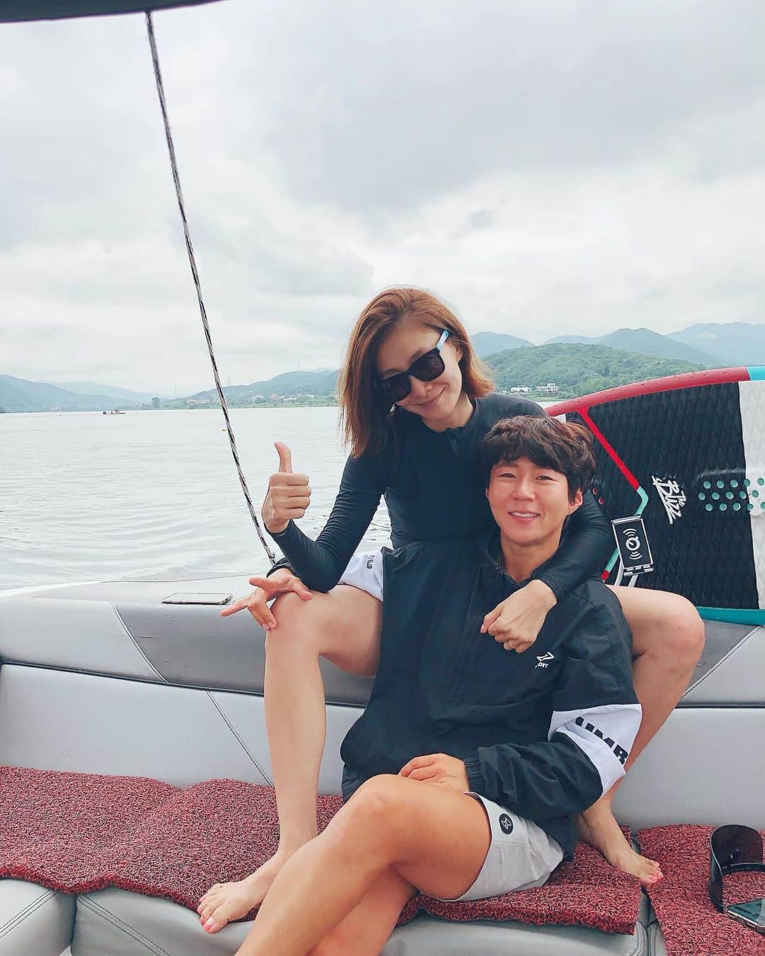 パク・ヒョジュのインスタグラム：「이번 여름 그녀를 알게 되어 얼마나 좋은지 몰라  #저한창좋아할나이여요 하겠지?! 😙 대장대장김대장👍🏼 @zzinsurf   . . . #김대장의웨이크서핑  #평화수상스키장」