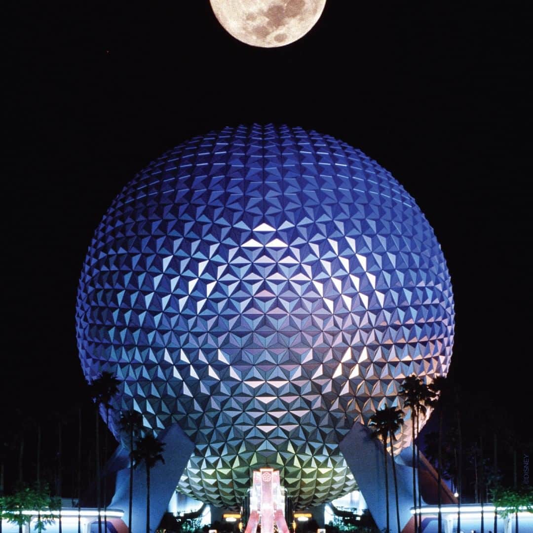 Walt Disney Worldのインスタグラム：「Read the story behind this photo of Spaceship Earth at EPCOT from the photographer who took it in this week’s Behind the Camera on the @disneyparksblog. Link in bio. #DisneyMagicMoments ✨」