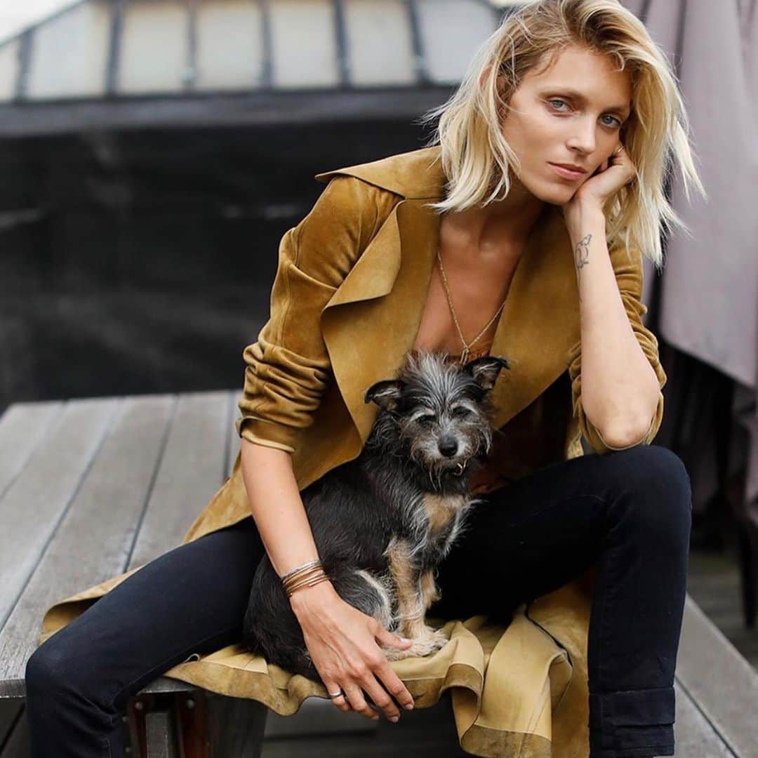 アニヤ・ルービックのインスタグラム：「Today is World Dog Day! I love this creature so much! She gives me so much joy and love! It breaks my heart to see dogs that are abandoned, homeless or mistreated! Let’s also remember that there is no such thing as a bad dog, there are only bad owners.. let’s love them and take care of them! These are our friends for life!  🇵🇱👇 Dziś jest Światowy Dzień Psa!  Tak bardzo kocham to stworzenie!  Daje mi tyle radości i miłości!  Serce mi pęka, gdy widzę psy porzucone, bezdomne lub źle traktowane!  Pamiętajmy też, że nie ma czegoś takiego jak zły pies, są tylko źli właściciele ... kochajmy je i dbajmy o nie! To są nasi przyjaciele na całe życie!」