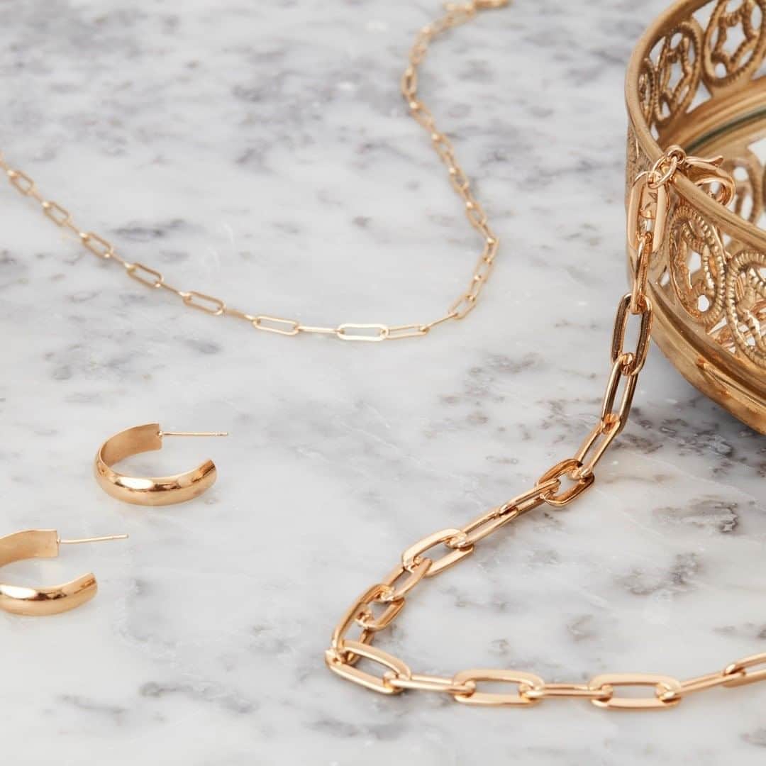 アクセサライズのインスタグラム：「Today's forecast: Unpredictable showers & stunning gold chains  Tap to shop or head to the link in our bio #Accessorizer」