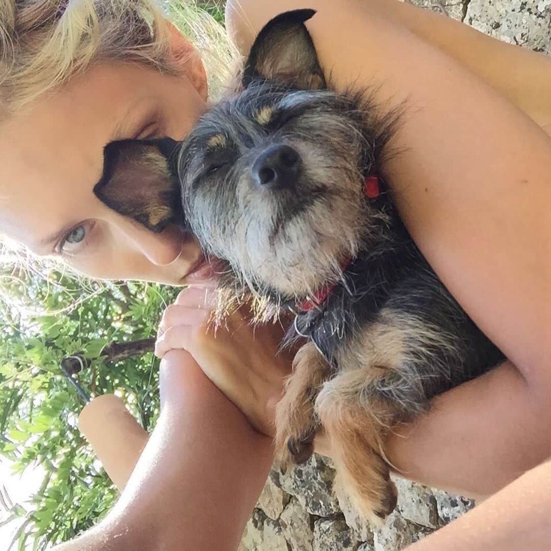 アニヤ・ルービックのインスタグラム：「Jeszcze parę zdjęć Charlie na Światowy Dzień Psa! Nie mogłam się powstrzymać! (ENG👇)More of Charlie for World Dog Day! Couldn’t  resist!!!」