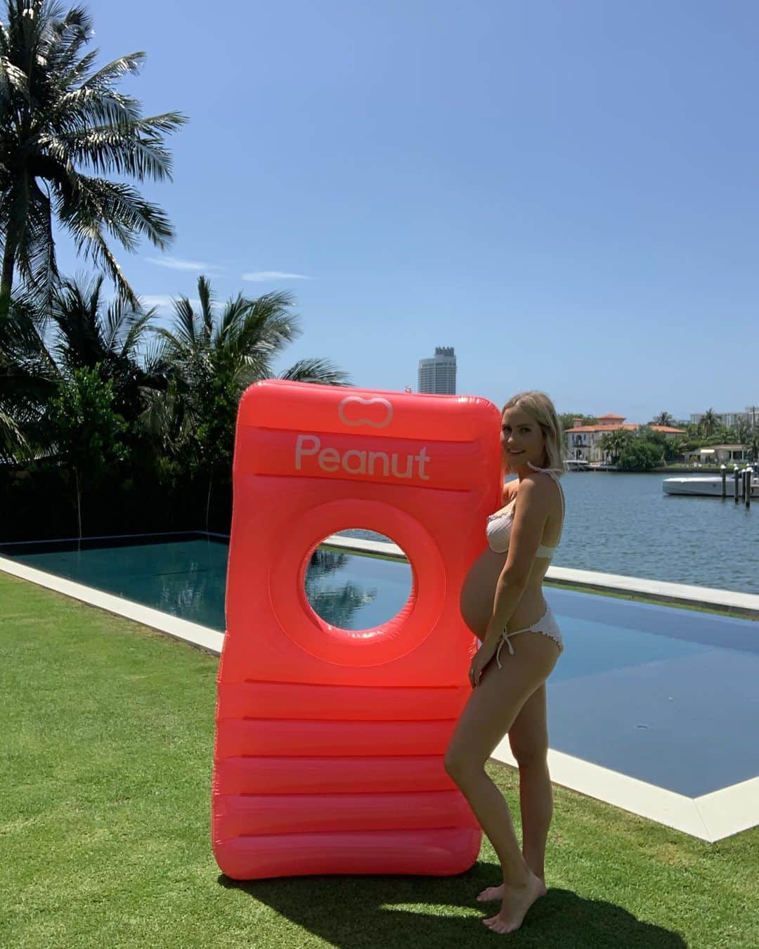 クレア・ホルトのインスタグラム：「I wish I had discovered this epic @peanut float during my first pregnancy! It’s been a dream in the pool but more importantly, I can blow it up inside and force my hubby to give me full body massages (the foot rubs just aren’t cutting it). I also wish I'd discovered the @peanut app when I was pregnant with James. After I gave birth, I really craved connection - motherhood can be so isolating and scary at times. If I had known about this encouraging community, I'm certain I would have found the transition easier. The app is a safe space to meet other moms, moms-to-be and women trying to conceive. It helps you build relationships with other women going through exactly what you are, so that you can find support, advice, or even just a place to vent. The Pregnancy and Motherhood group has really helped me with my second pregnancy. Having a safe space to share the ups and downs of raising children is so important, which is why I encourage all mamas (and future mamas) to join. #peanutapp #ad」