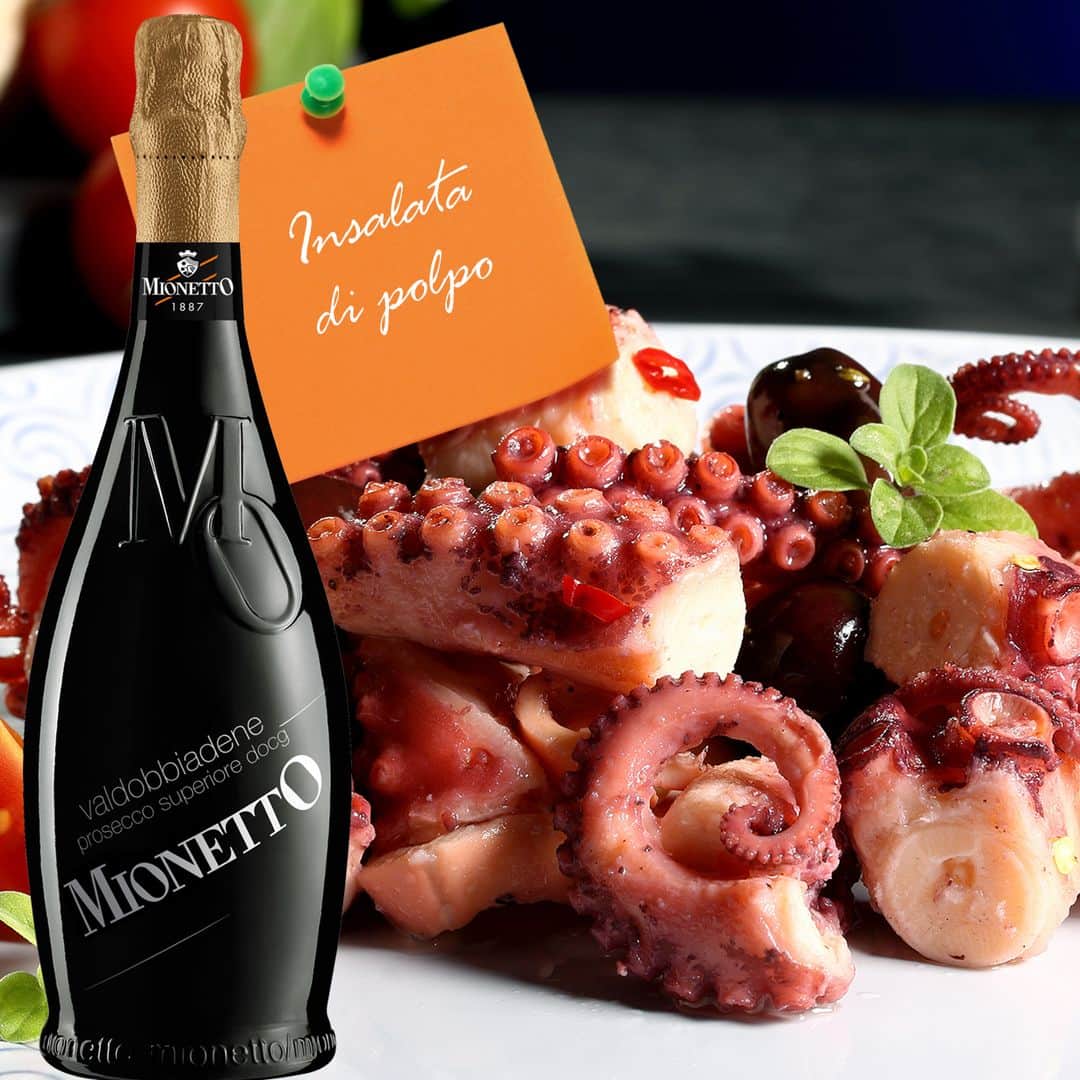 Mionetto Proseccoのインスタグラム：「Insalata di Polpo 🐙🍴🥂⁣⁣ Prova la nostra ricetta!⁣ ⁣ INGREDIENTI (PER 4 PERSONE)⁣ PER IL POLPO⁣ 1,2 kg di polpo⁣ 1 spicchio d’aglio⁣ 1 mazzetto di prezzemolo fresco⁣ 1 carota⁣ 100 g di sedano⁣ 4 g di sale fino⁣ 6 grani di pepe⁣ 1 cipolla piccola⁣ ⁣ PER CONDIRE⁣ 10 g di prezzemolo fresco⁣ succo di mezzo limone⁣ 30 g di olio extravergine di oliva⁣ 80 g di sedano⁣ 1 spicchio di aglio⁣ pepe nero macinato q.b.⁣ sale fino q.b.⁣ ⁣ PROCEDIMENTO⁣ ⁣ Riempite una pentola abbastanza capiente di acqua fredda e immergete la cipolla e l’aglio mondati, la costa di sedano, la carota pelata e tagliata a metà, il pepe in grani e il prezzemolo.⁣ ⁣ Una volta che l’acqua ha raggiunto il bollore, prendete il polpo (precedentemente privato di occhi, becco e interiora) tenendolo saldamente dalla testa e immergete più volte i tentacoli per farli arricciare. Aggiungete il sale e coprite la pentola con un coperchio, per cuocere il polpo 30 minuti circa. Lasciatelo poi raffreddare nella sua acqua di cottura, impiegherà circa 2 ore. Tagliate il polpo separando e affettando longitudinalmente i tentacoli e la testa, per disporlo direttamente sul piatto da portata.⁣ ⁣ In una ciotola a parte mettete l’olio extravergine di oliva, il succo di mezzo limone, il prezzemolo tritato finemente, sale, pepe e spremete lo spicchio d’aglio.⁣ ⁣ Lavate il sedano e tagliatelo a fettine sottili.⁣ ⁣ Versate il condimento sul polpo e completate con un filo di olio extravergine di oliva e il trito di sedano.⁣ ⁣ Buon appetito!⁣ ⁣ #mionettoprosecco #mionettoinsieme⁣ ⁣ Bevi Mionetto responsabilmente」