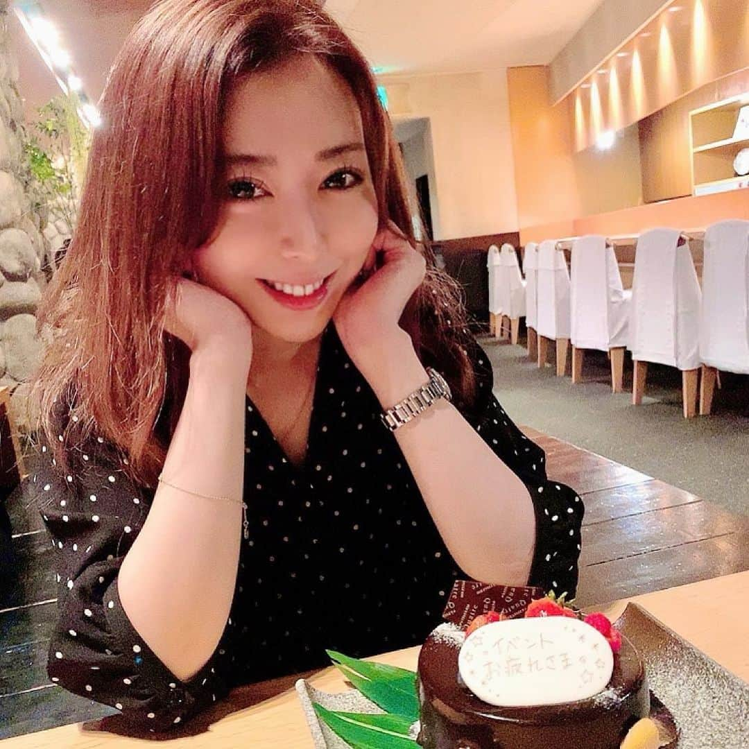 瀧谷まゆのインスタグラム：「まさかのサプライズで 17シャイニングスター お疲れ様のケーキもらった🎂💓 しかもトイレに行ってる間に 会計までしてくれて それはだめ！って言ったら イベントお疲れ様会だからだめ！ って・・。 こんな男前な女の子いる😭？ えりちゃんはいつも私に 特別をくれる素敵女子😂💓  #フォローミー #すすきの #キャバクラ #歌舞伎町 #六本木 #銀座 #北新地 #錦 #中洲　#ニュークラブ #バルセロナ #ススキノ #さっぽろ #ニュークラ #バルセロナグループ #フィリア #桃李 #PJ #凛 #パシャ #ラウンジ #アラサー女子 #体験入店 #キャスト　#ポケパラ #ナイツネット #体験入店募集中 #瀧谷まゆ #札幌グルメ女子」