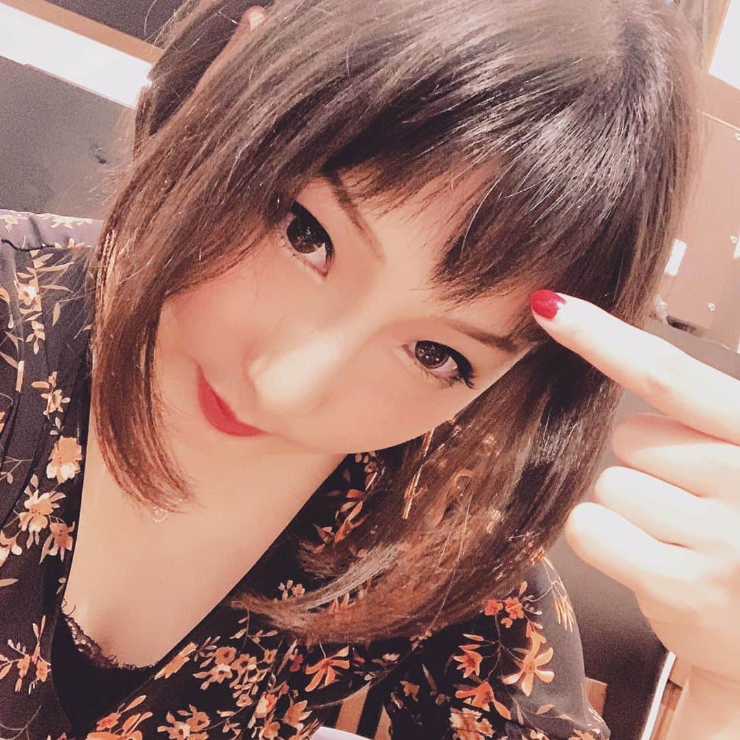 真琴さんのインスタグラム写真 - (真琴Instagram)「先週切ったばかりの髪型が腑に落ちず(？)今日、また美容室で前髪カットしてもらったのですが更に気に入らなくなり。。。もう取り返しがつきません…😂 M字…」7月2日 1時07分 - makochan926